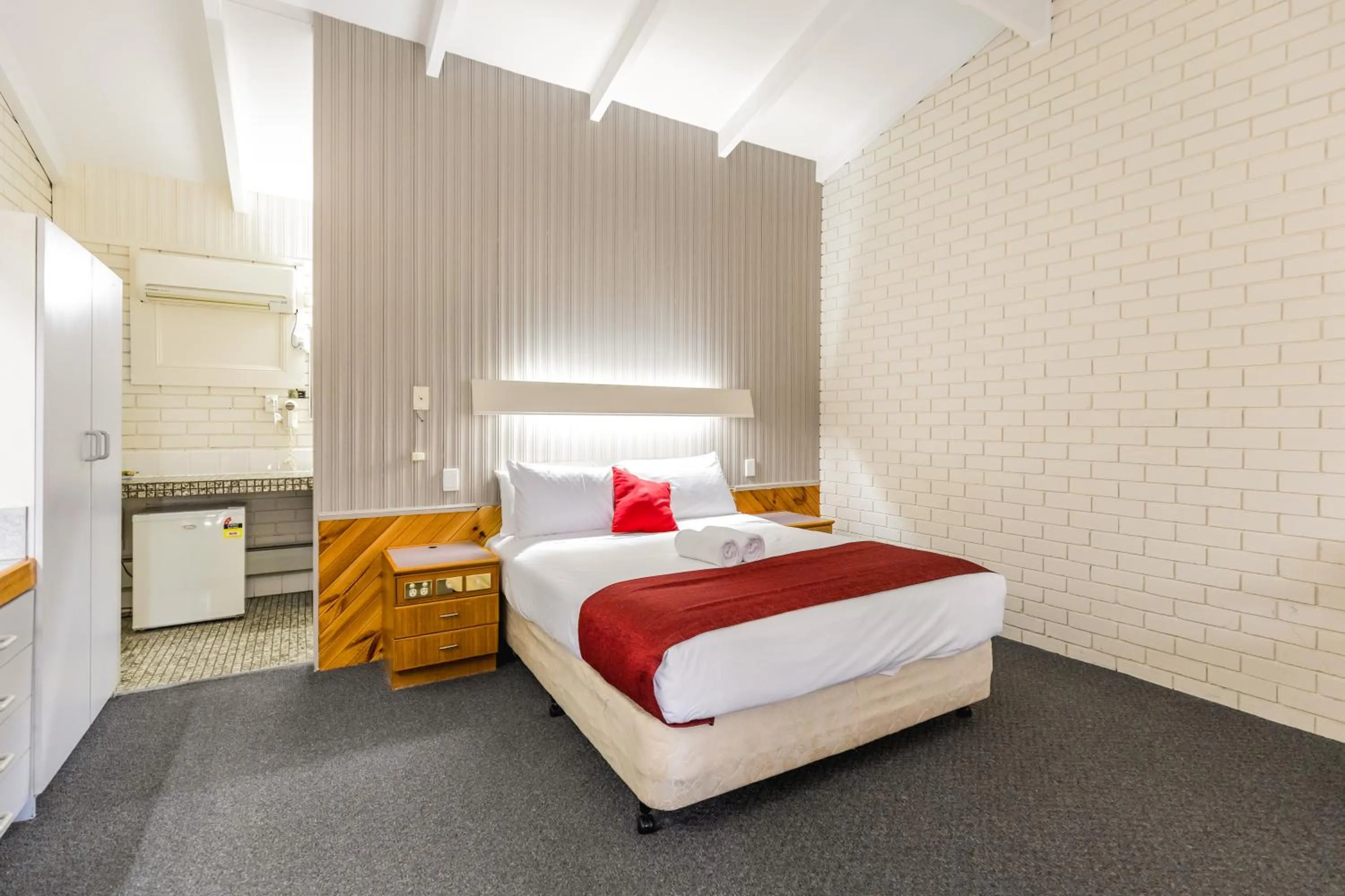 Bed in Wanderlight Motor Inn