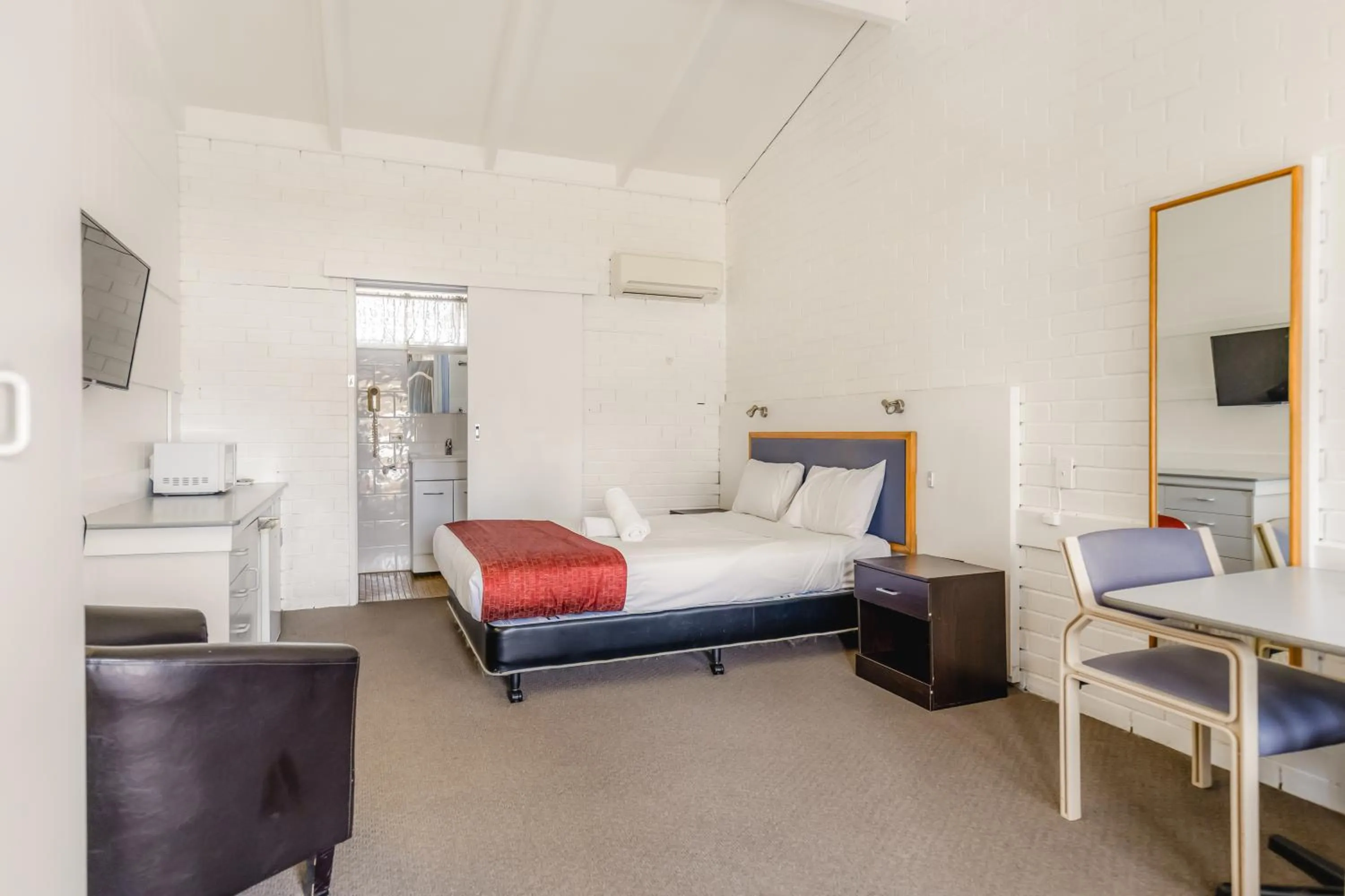 Bed in Wanderlight Motor Inn