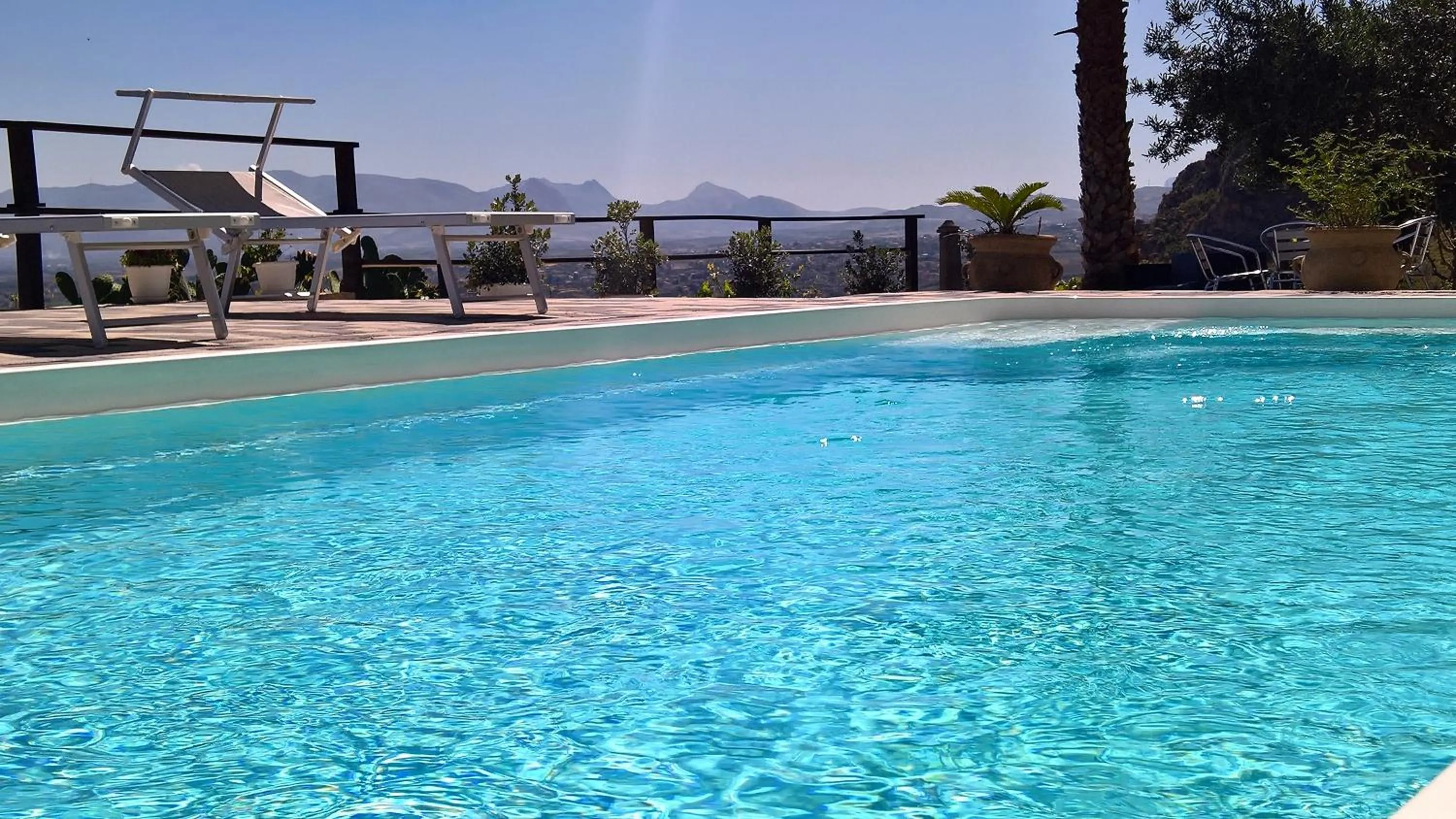 Swimming pool in Estuario rooms