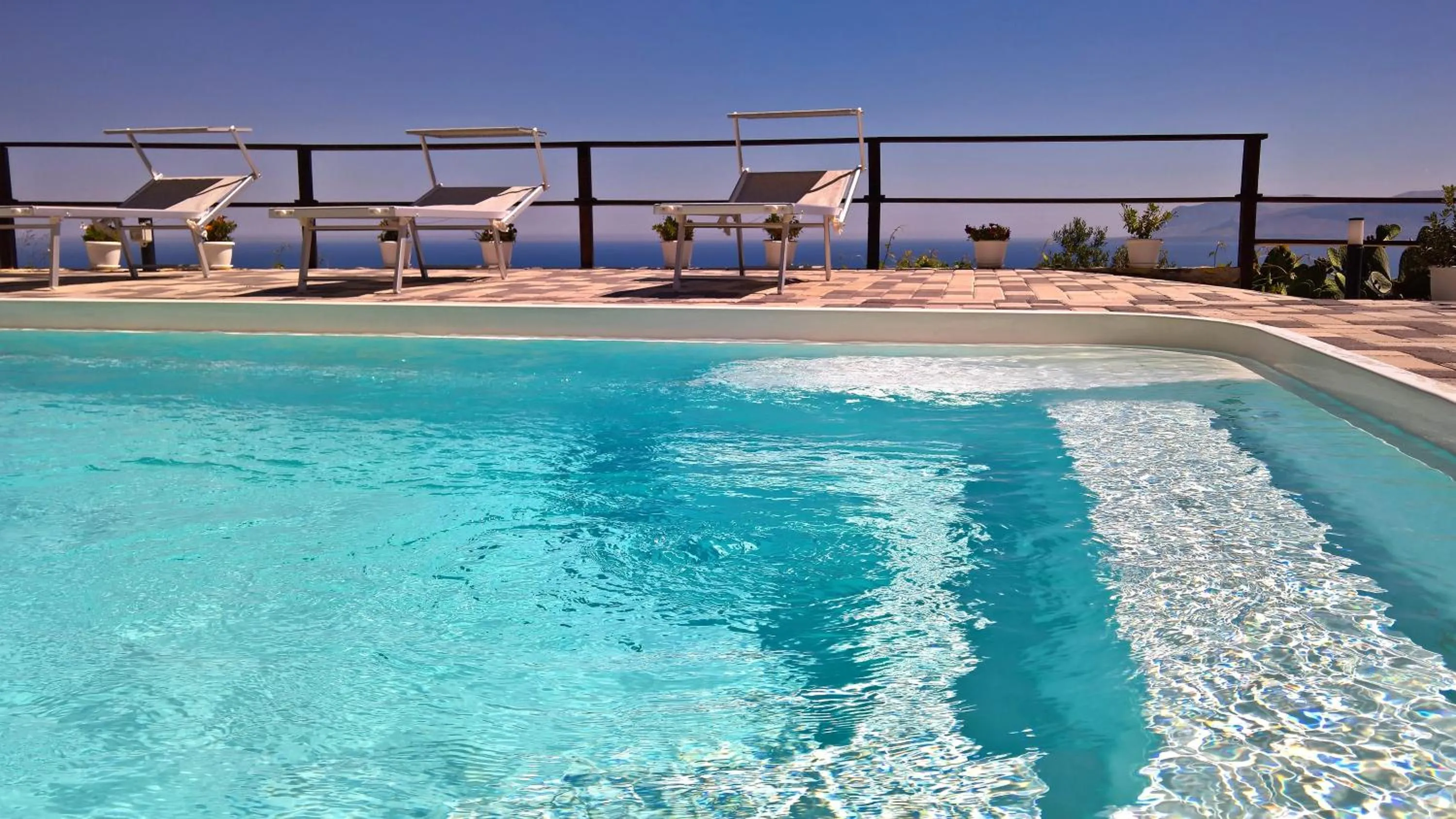Swimming pool in Estuario rooms