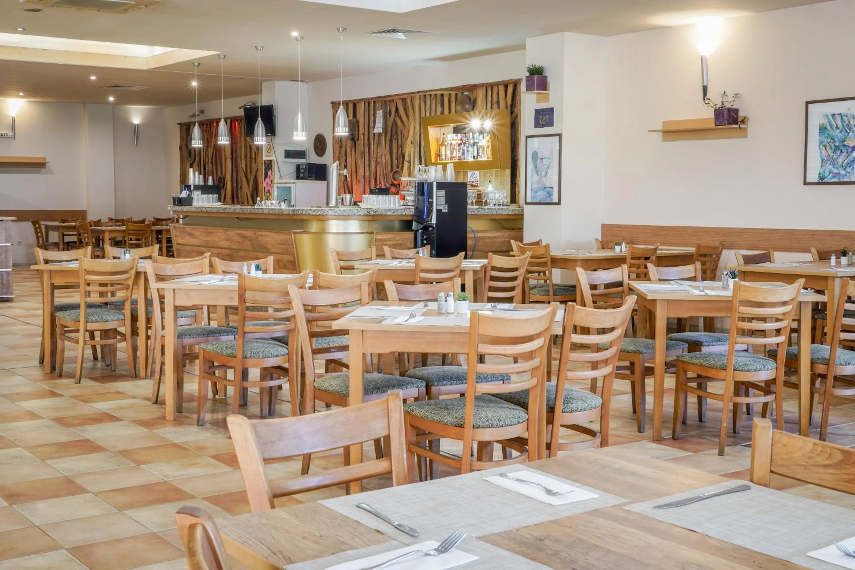 Restaurant/places to eat in Hotel Sandy Beach