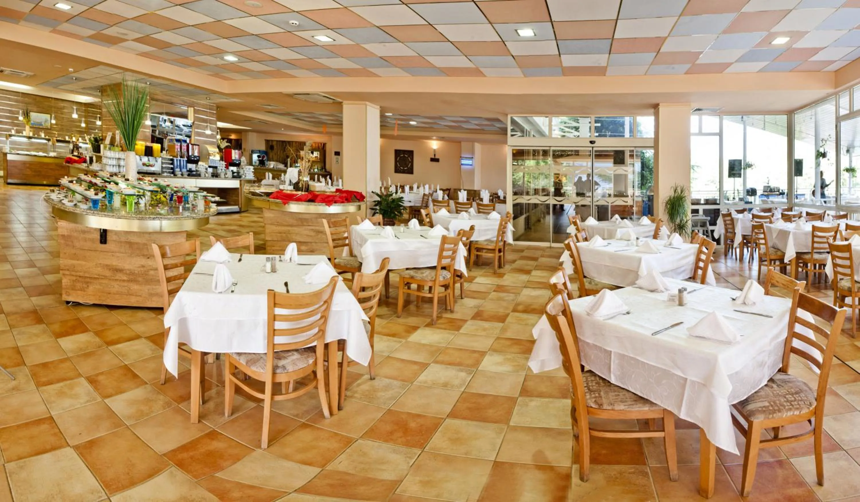 Restaurant/places to eat in Hotel Sandy Beach