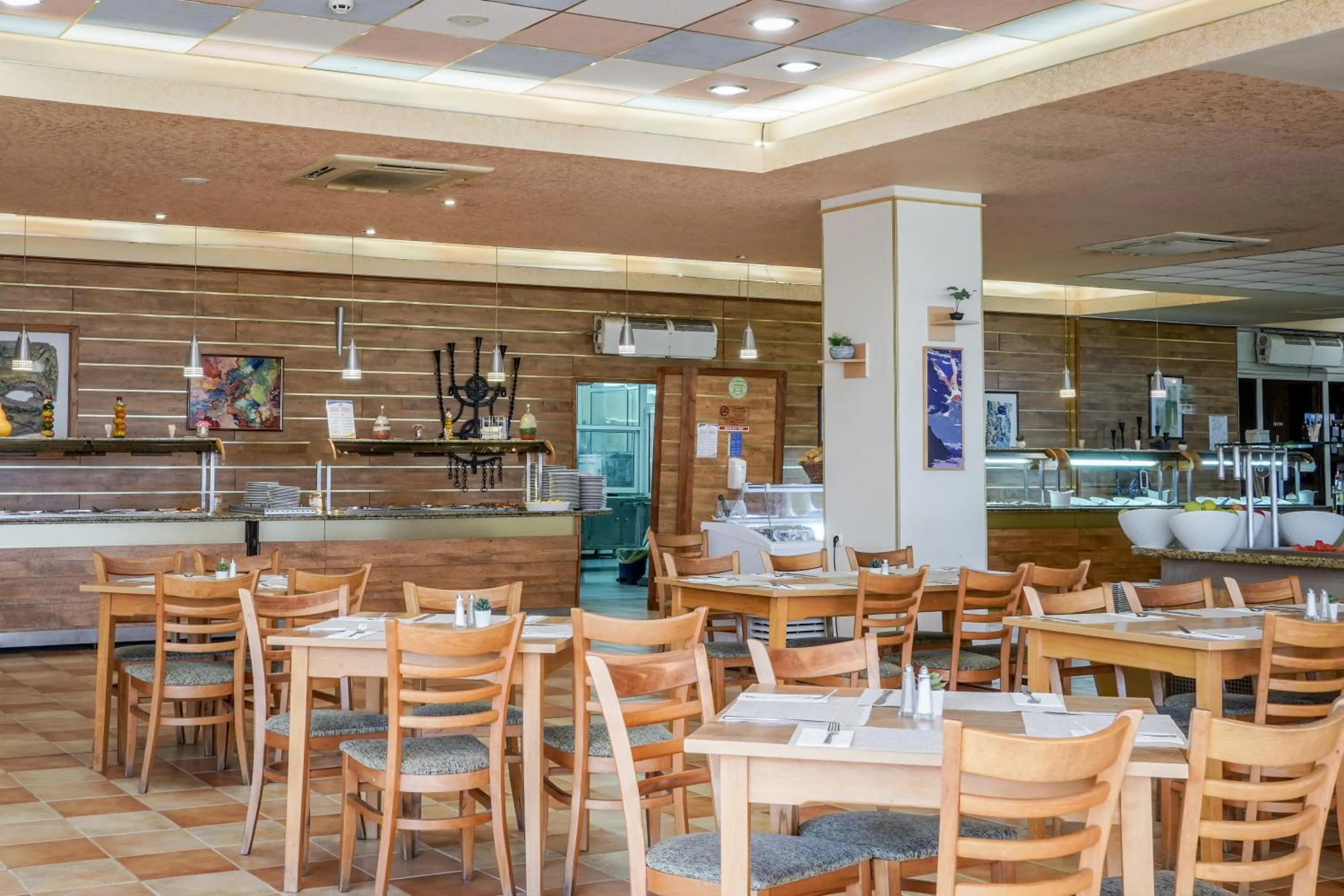 Restaurant/places to eat in Hotel Sandy Beach