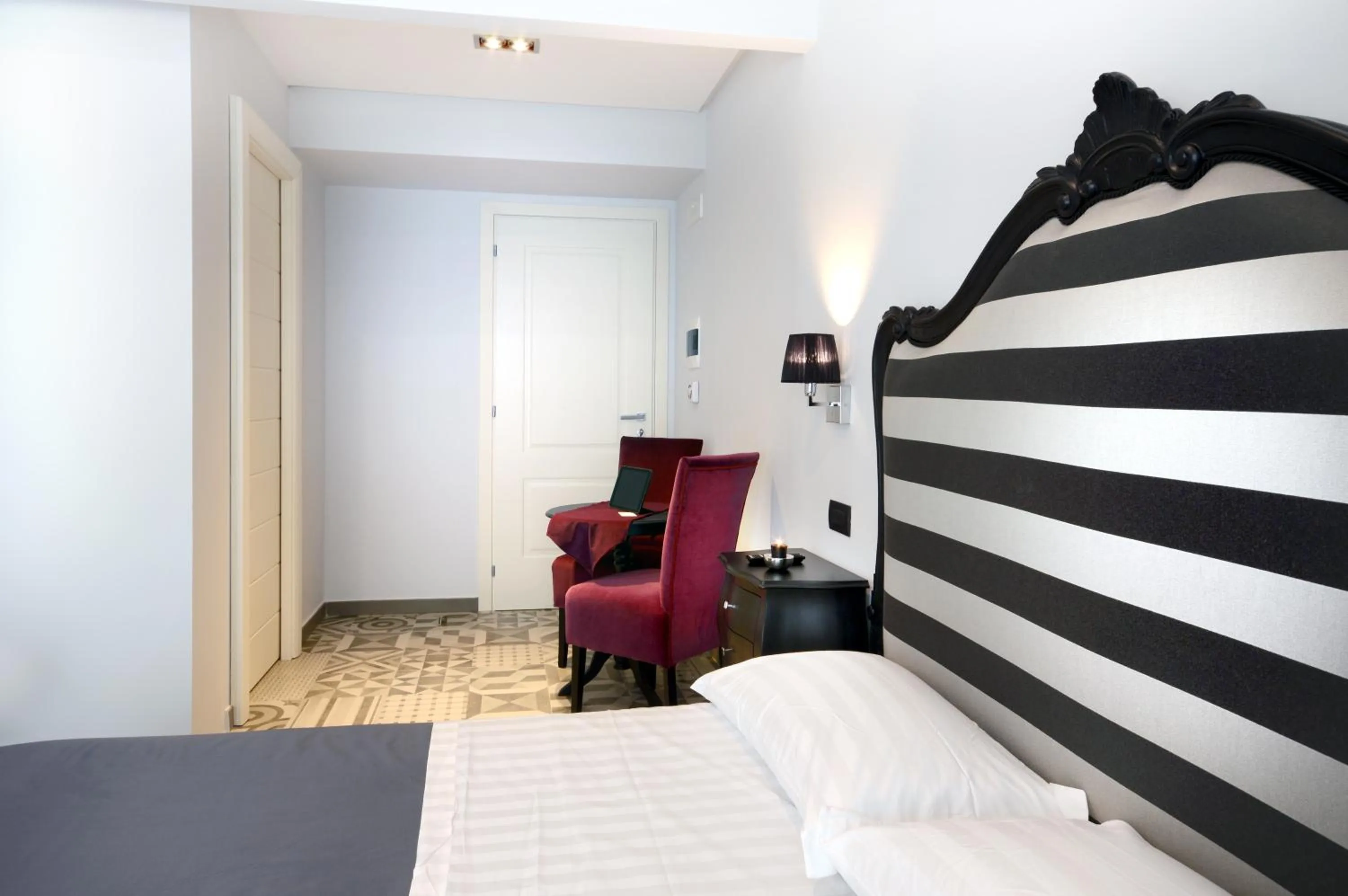 Bedroom, Bed in Barbarella Suite