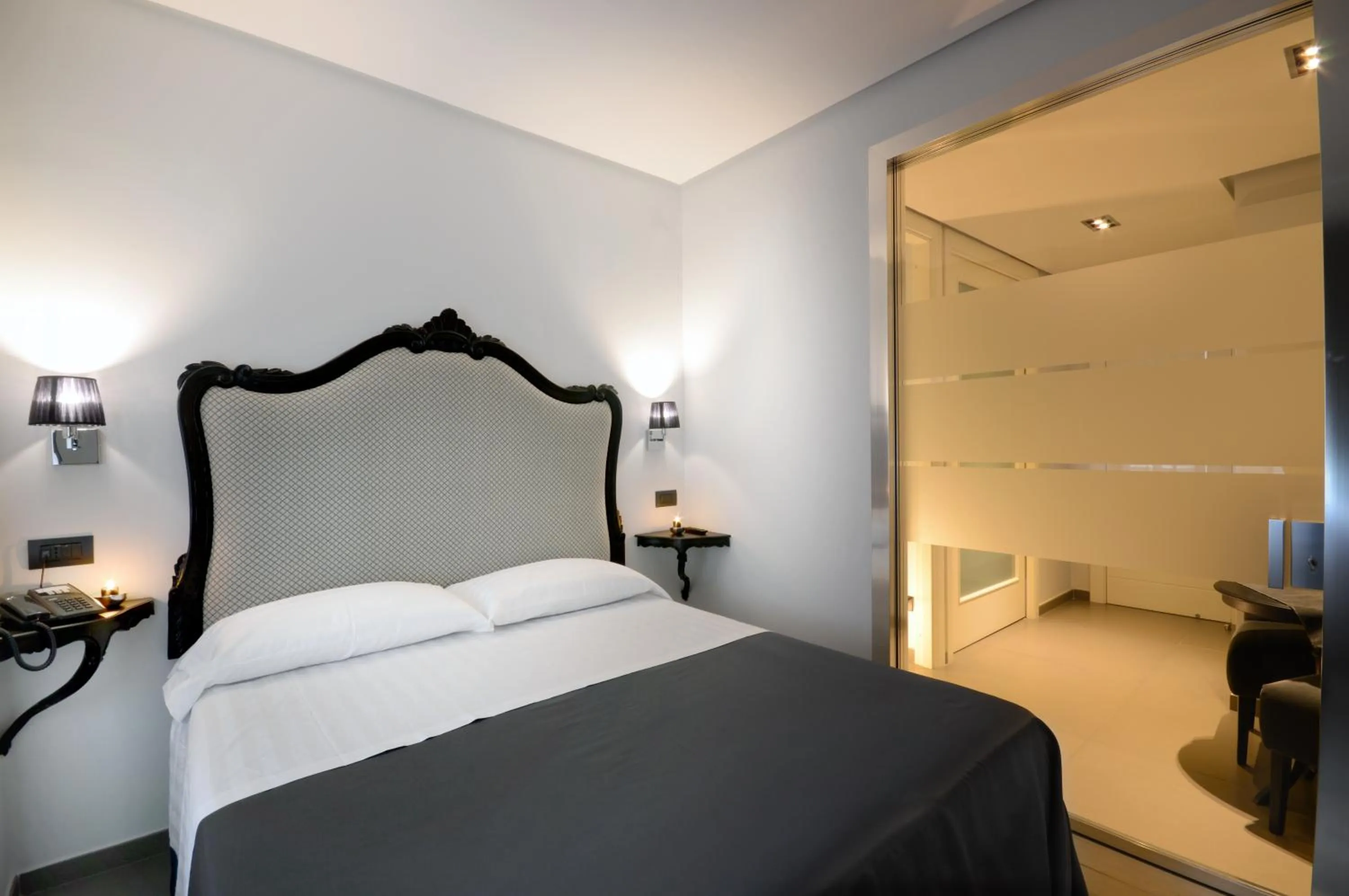 Bedroom, Bed in Barbarella Suite