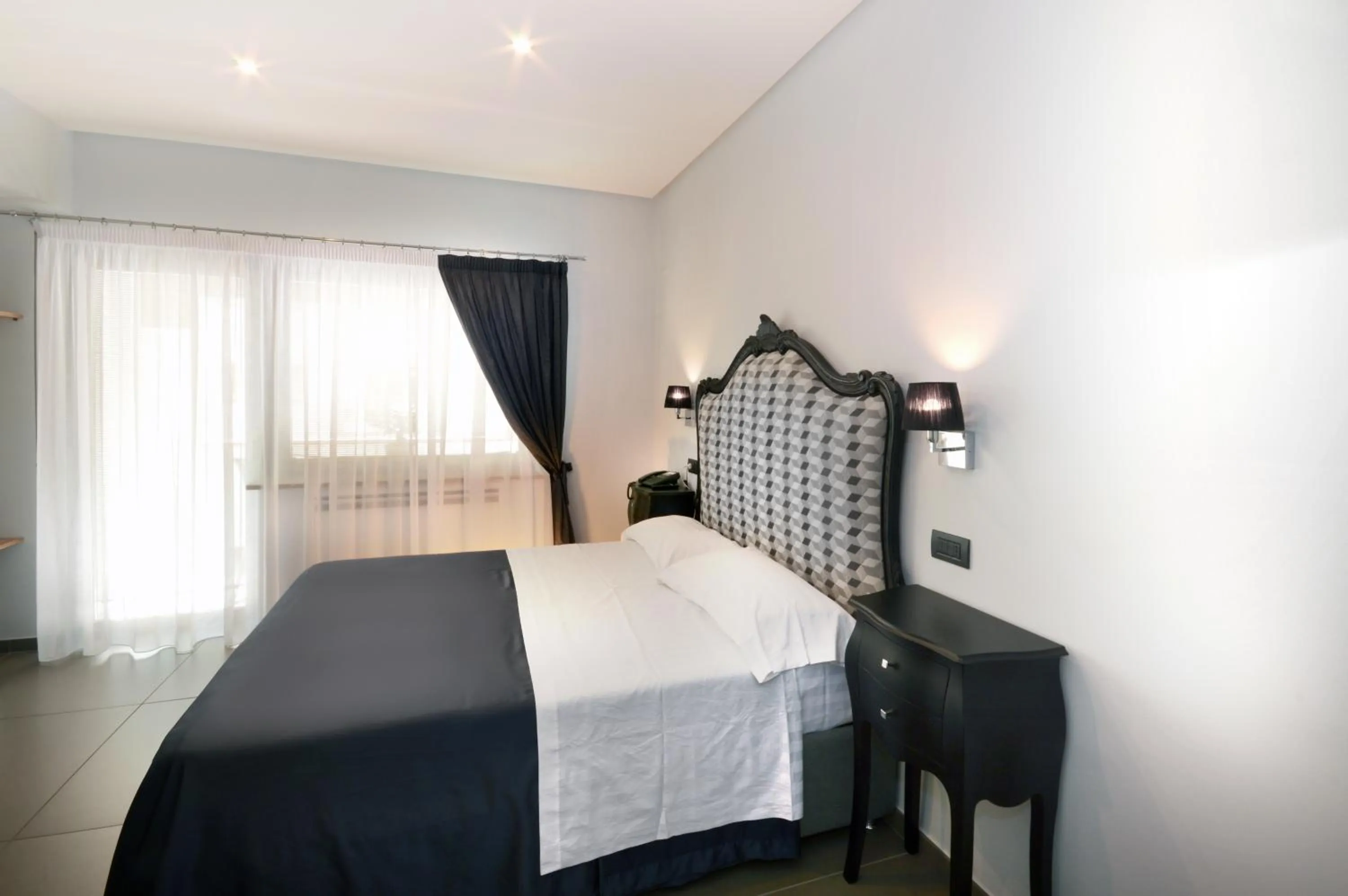 Bedroom, Bed in Barbarella Suite