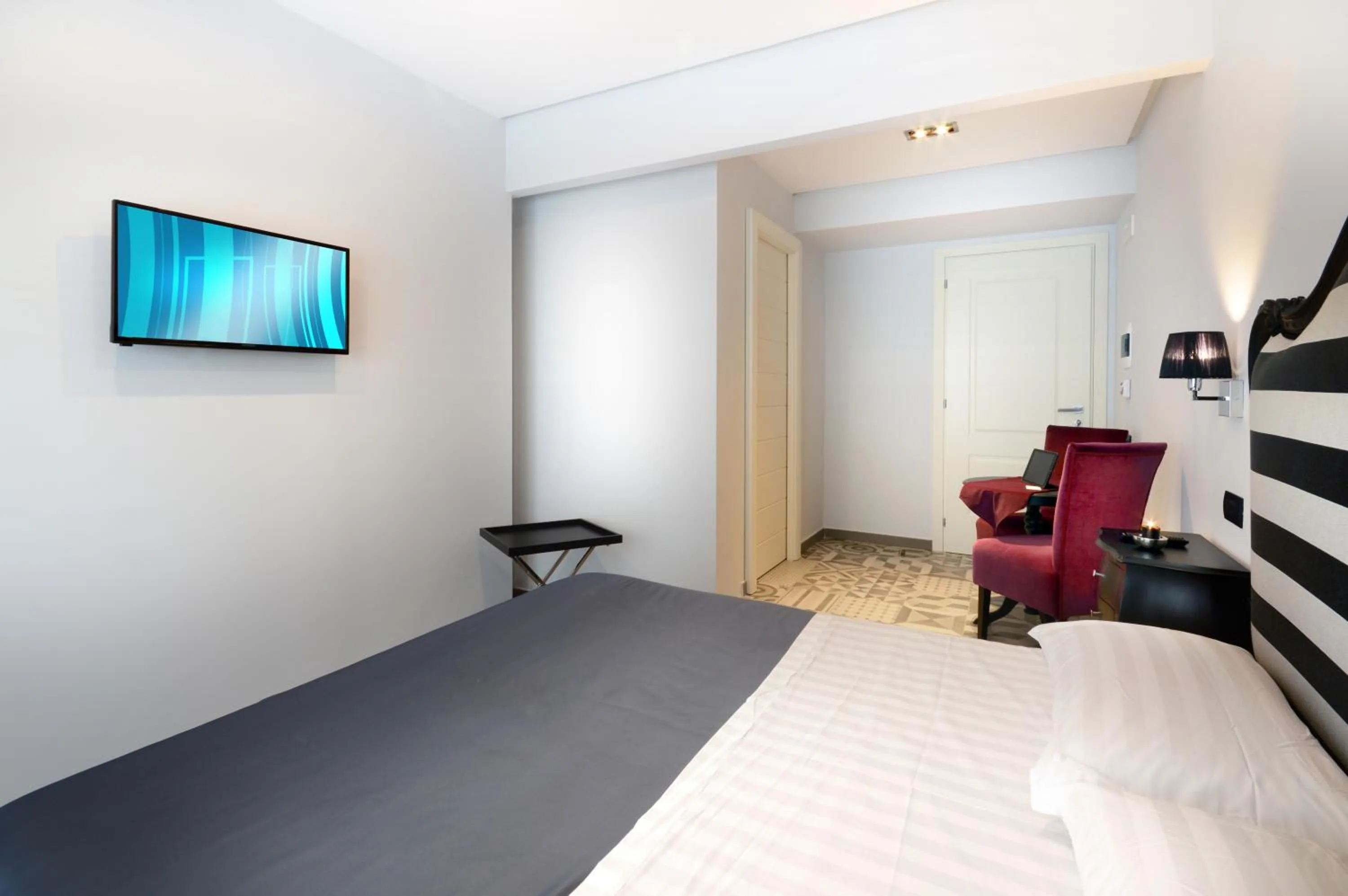 Photo of the whole room, Bed in Barbarella Suite