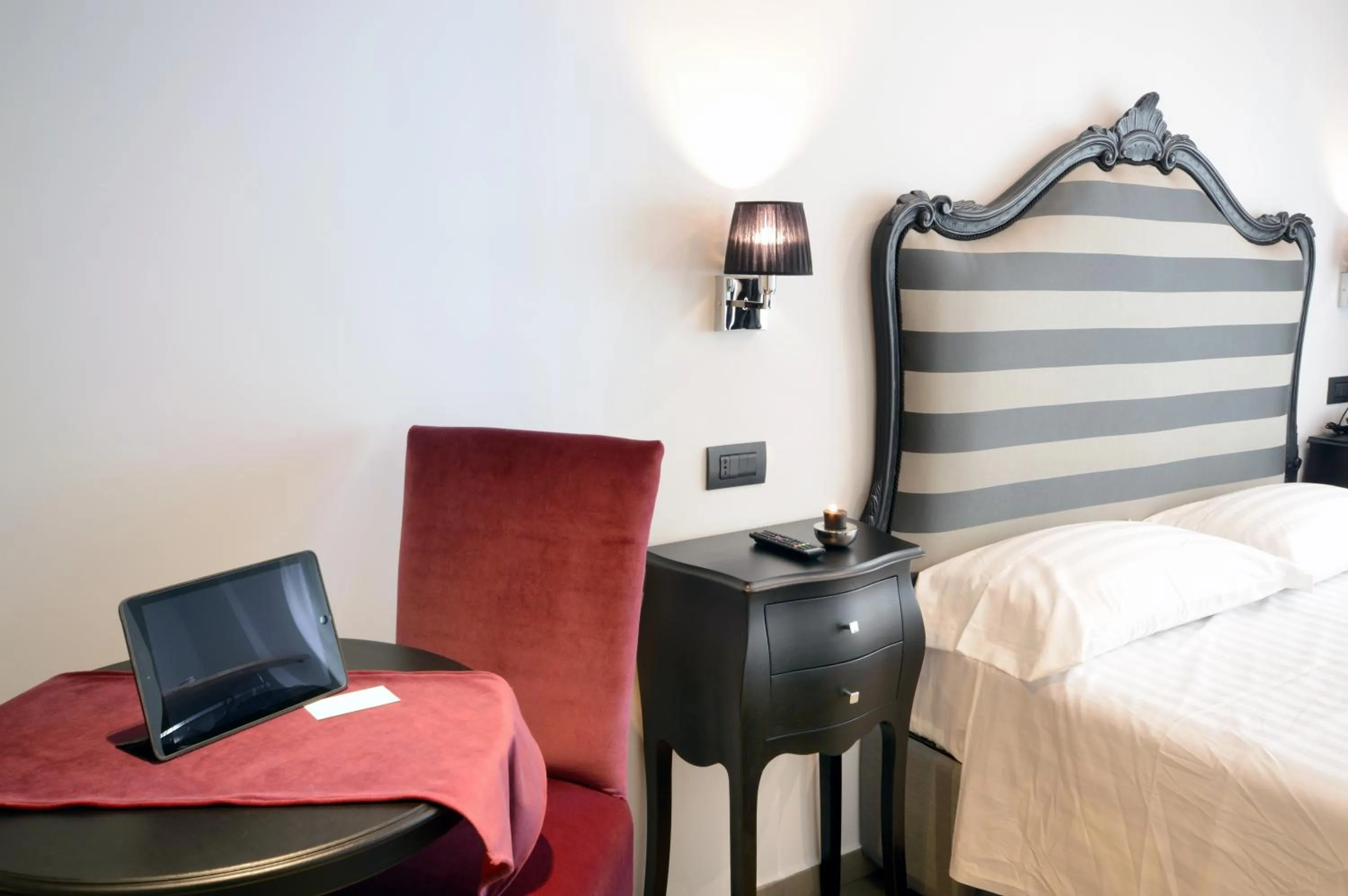 Photo of the whole room, Bed in Barbarella Suite