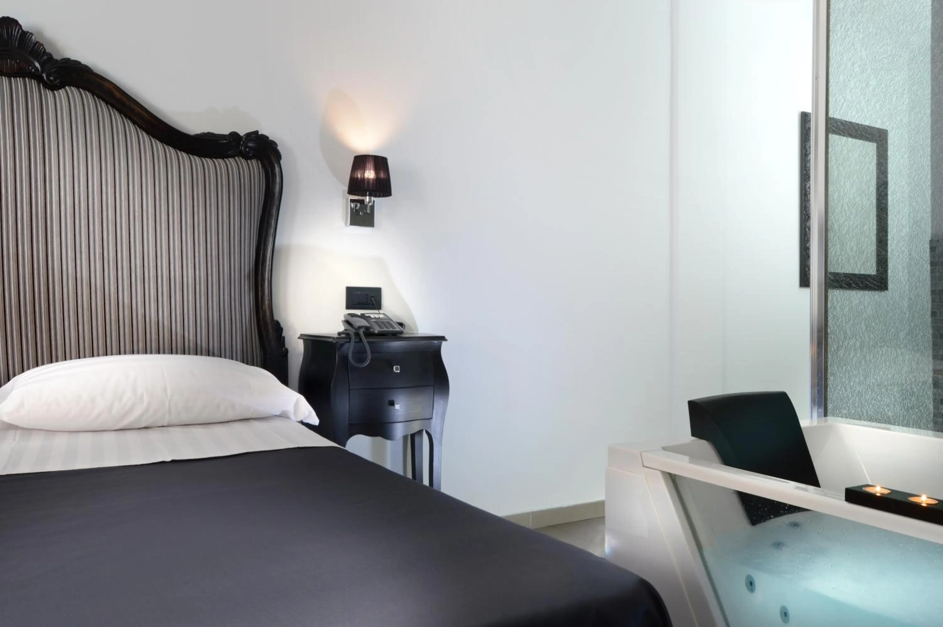 Bedroom, Bed in Barbarella Suite