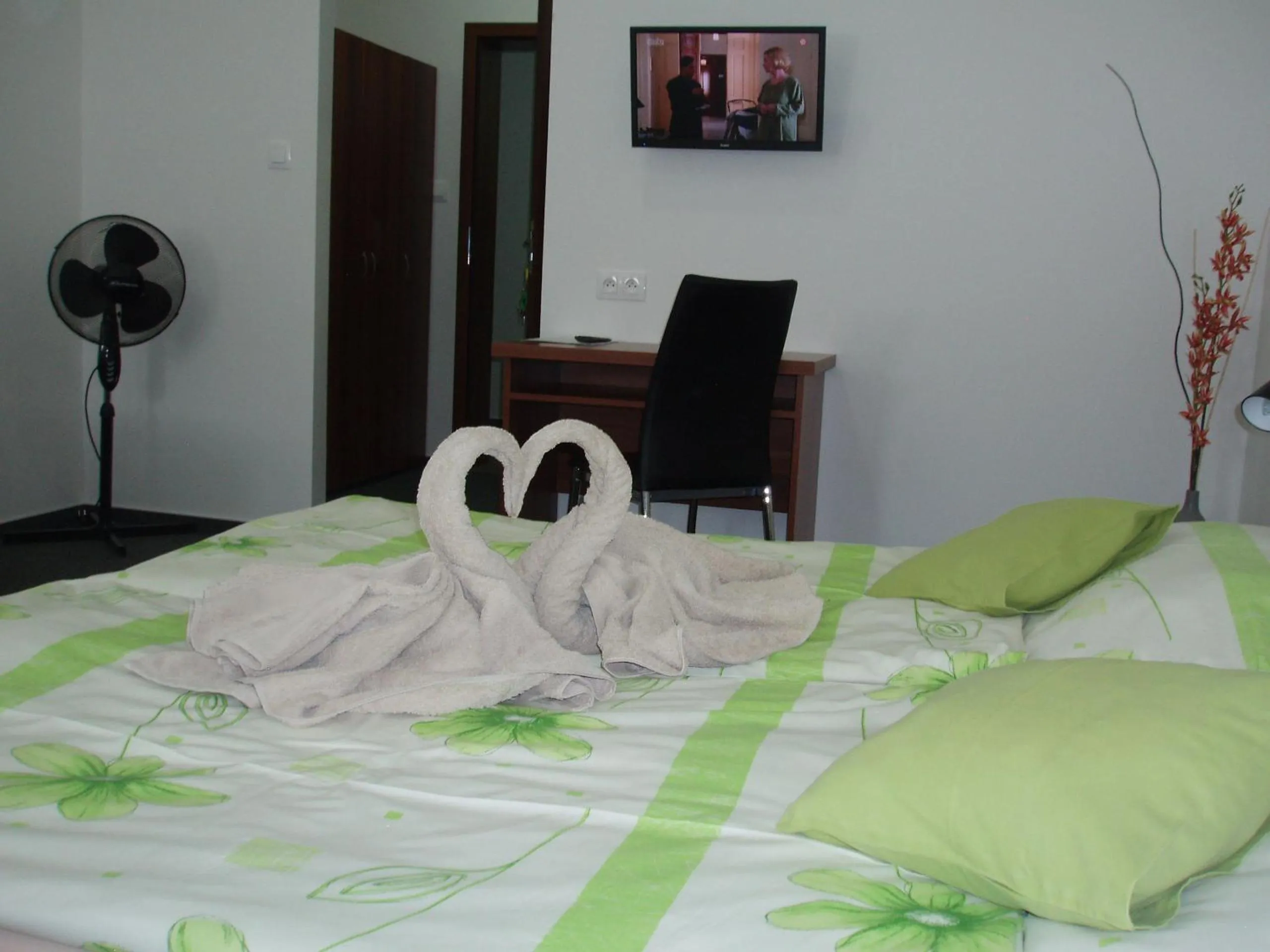 Photo of the whole room, Bed in Salur