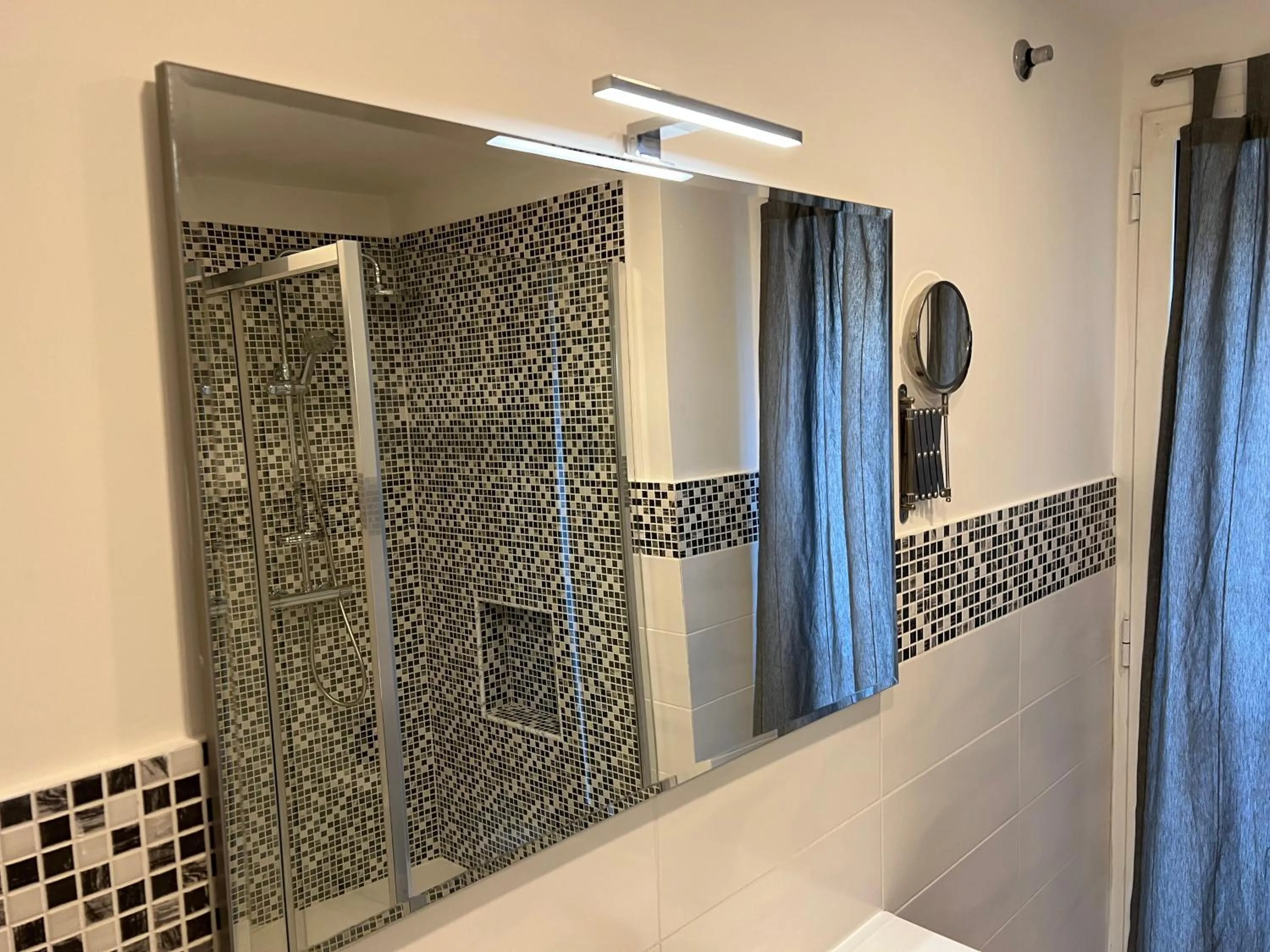 Shower in Charming Navona