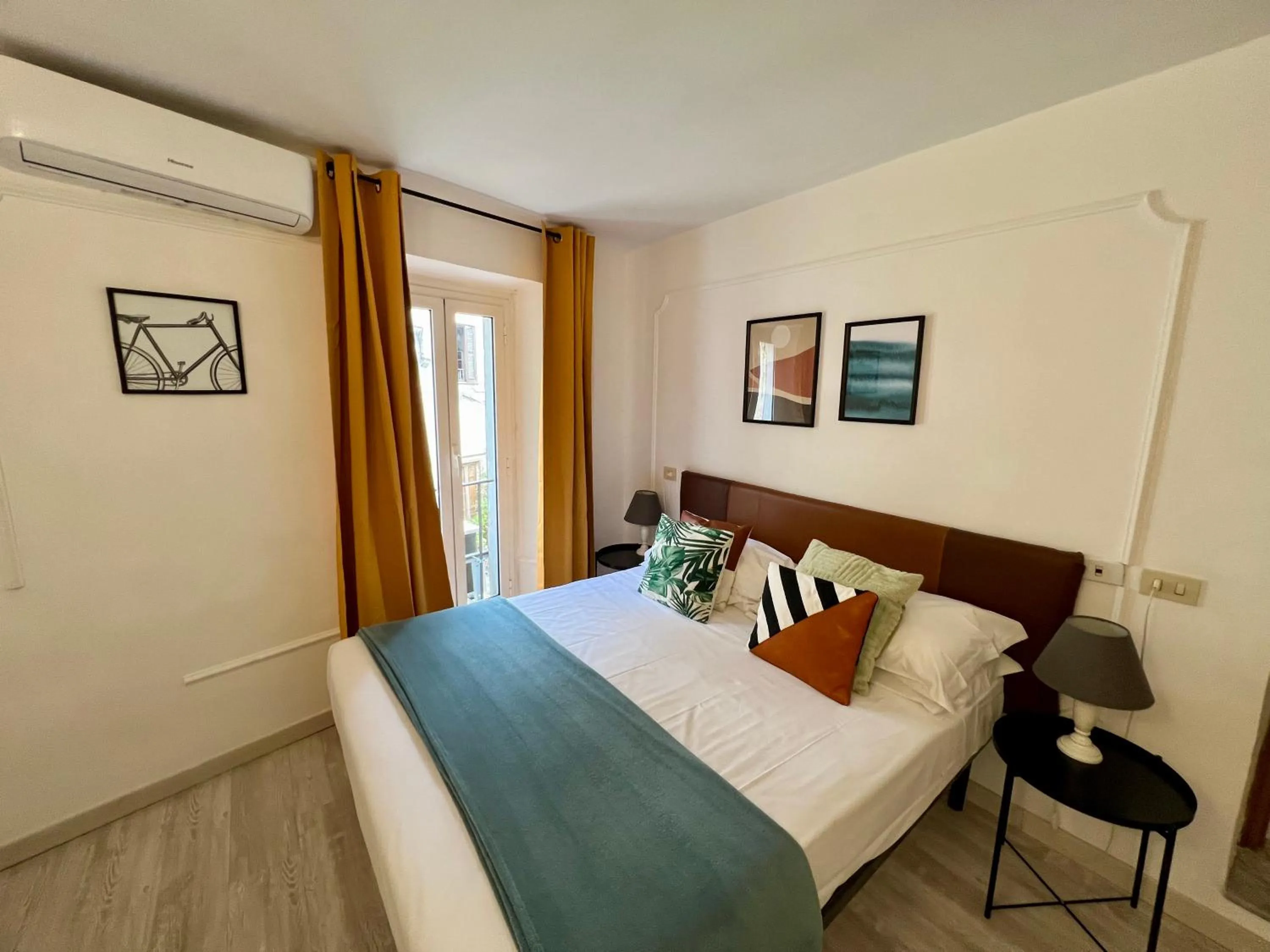 Bedroom, Bed in Charming Navona
