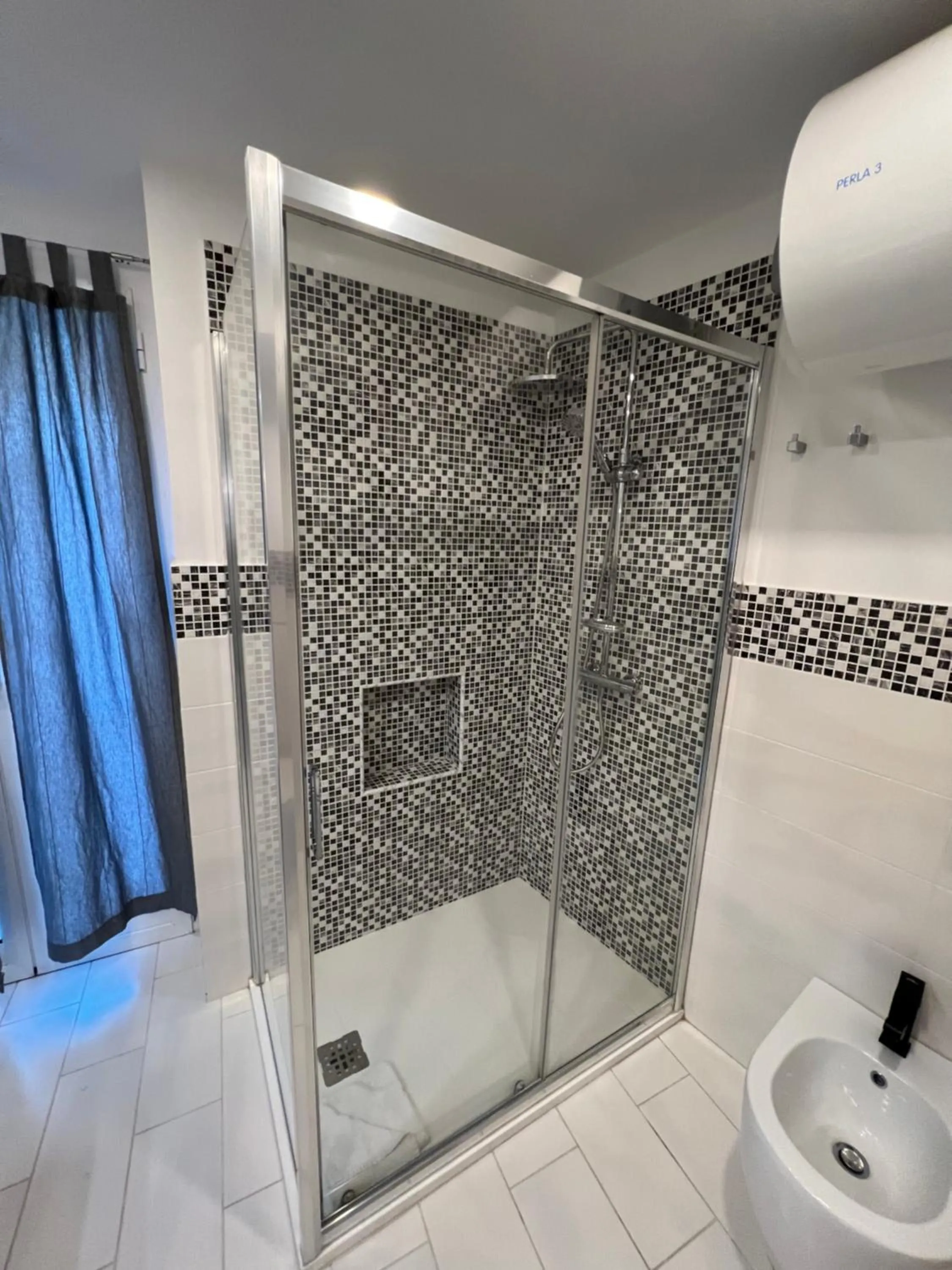 Shower in Charming Navona