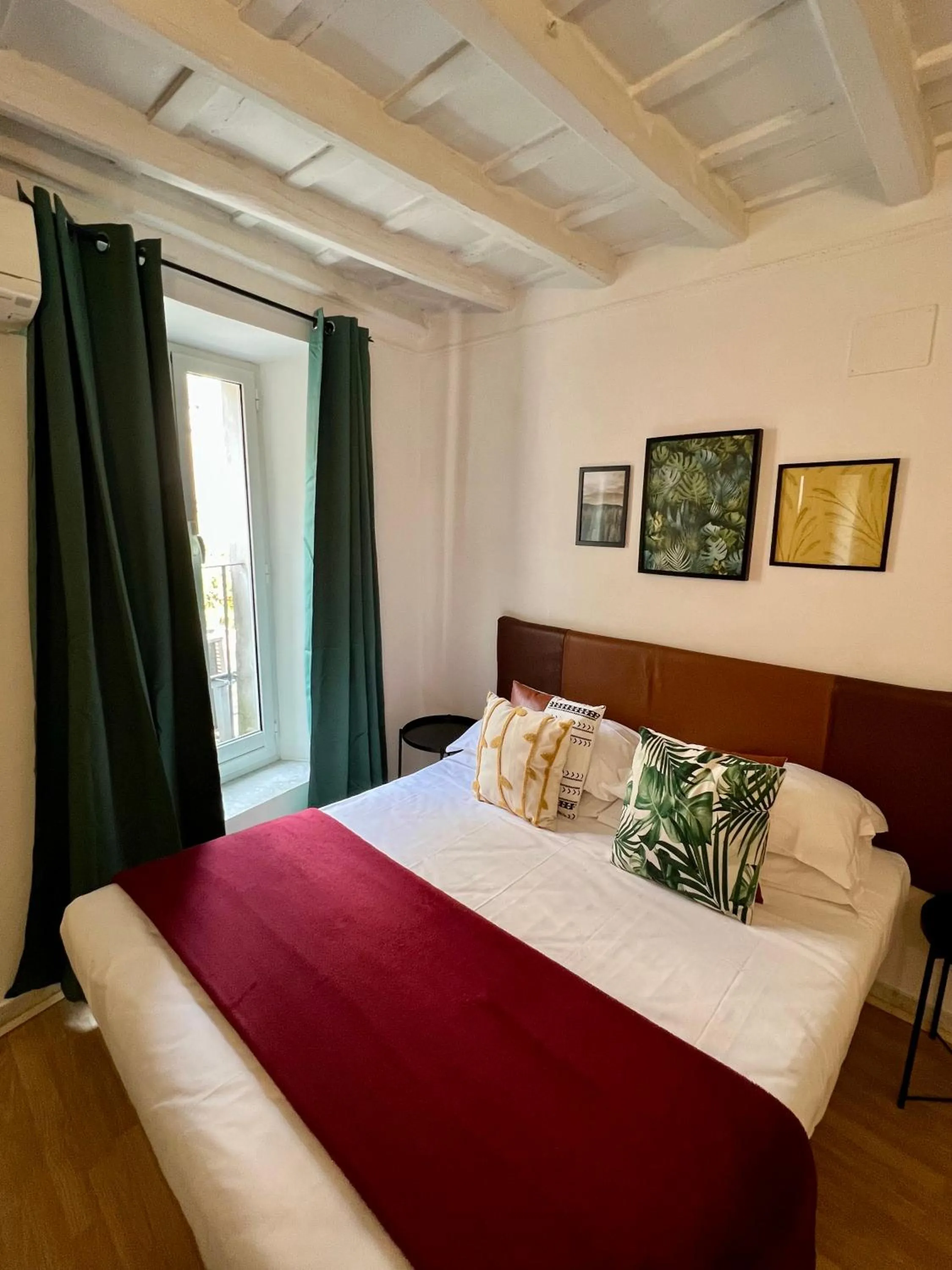 Bedroom, Bed in Charming Navona