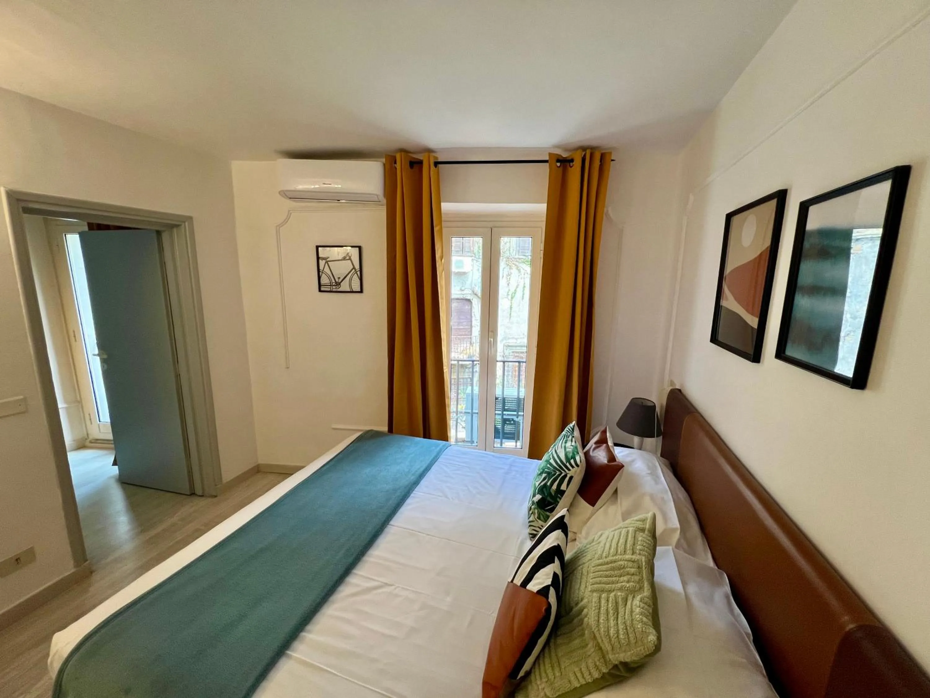 Bedroom, Bed in Charming Navona