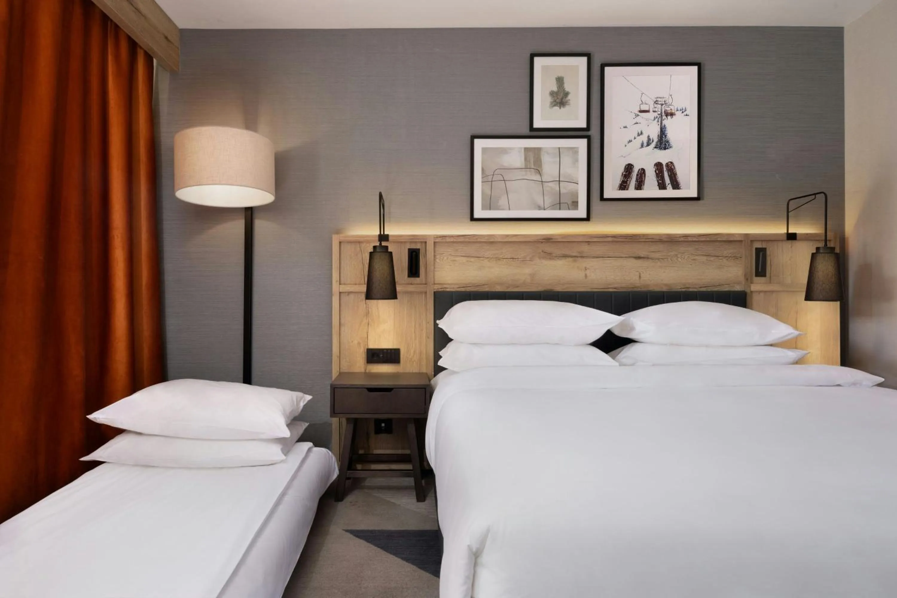 Photo of the whole room, Bed in Four Points by Sheraton Bansko