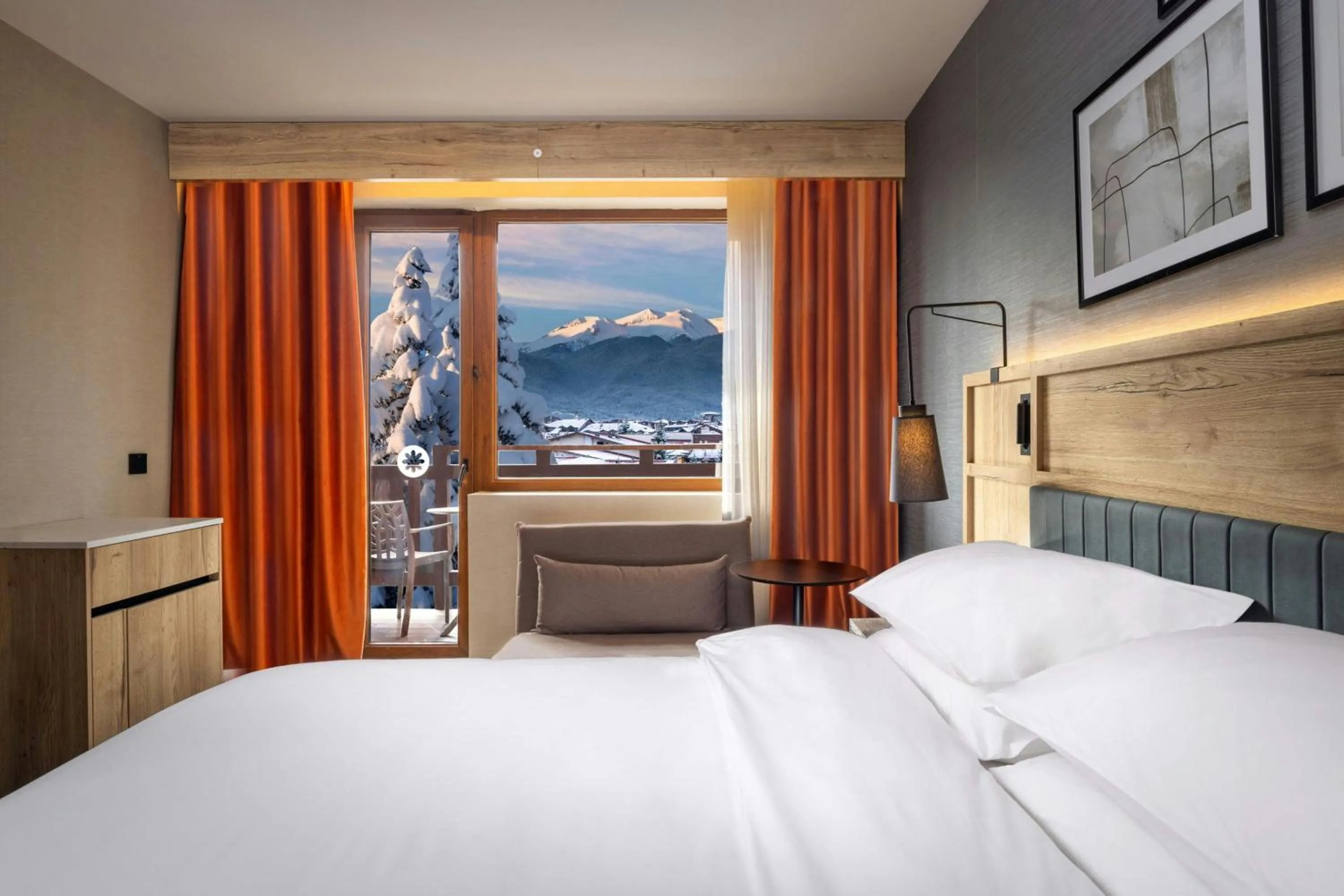 Photo of the whole room, Bed in Four Points by Sheraton Bansko