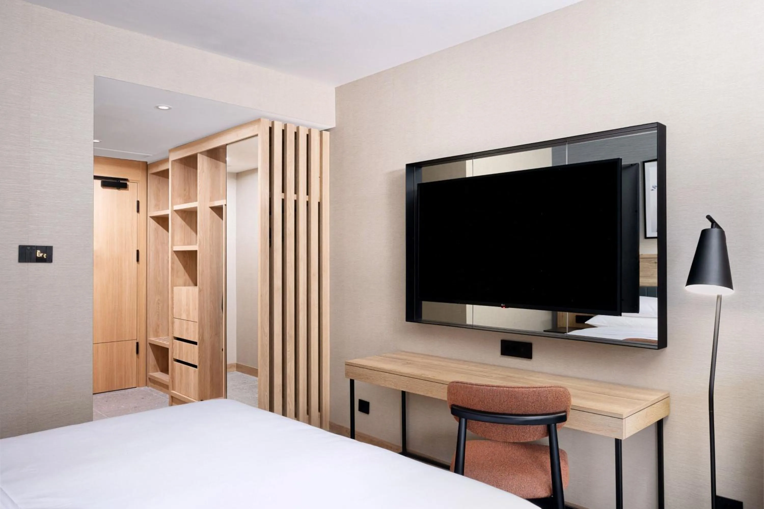 Photo of the whole room, Bed in Four Points by Sheraton Bansko