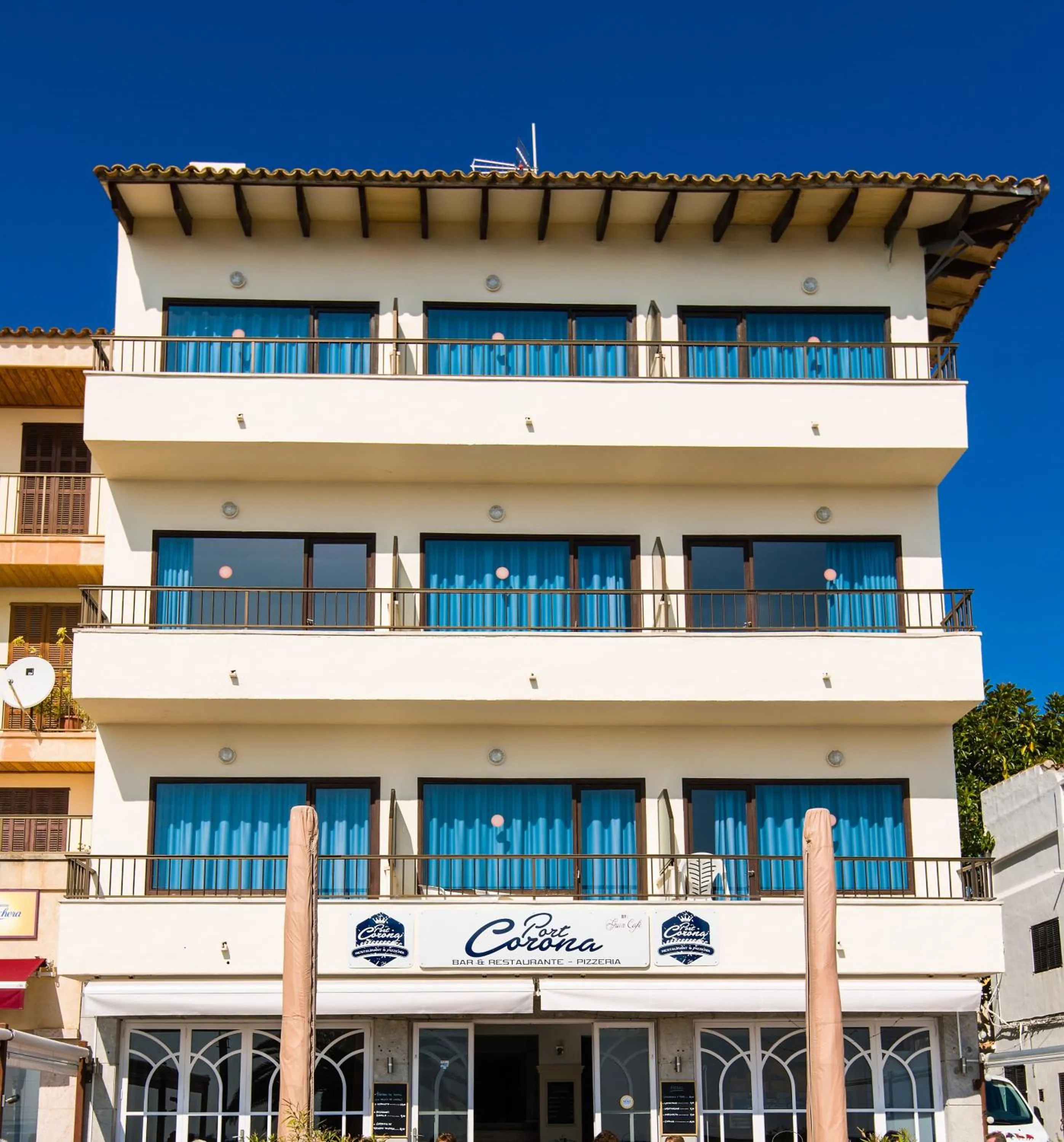 Facade/entrance in Hostal Port Corona