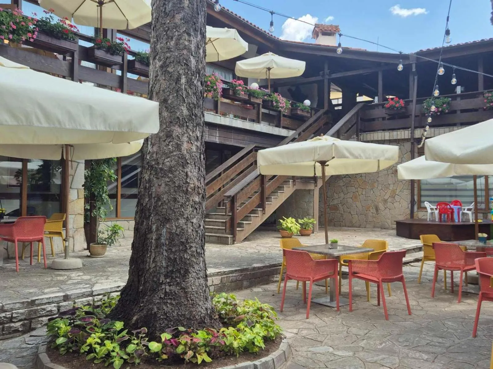 Restaurant/places to eat in Hotel Pirin