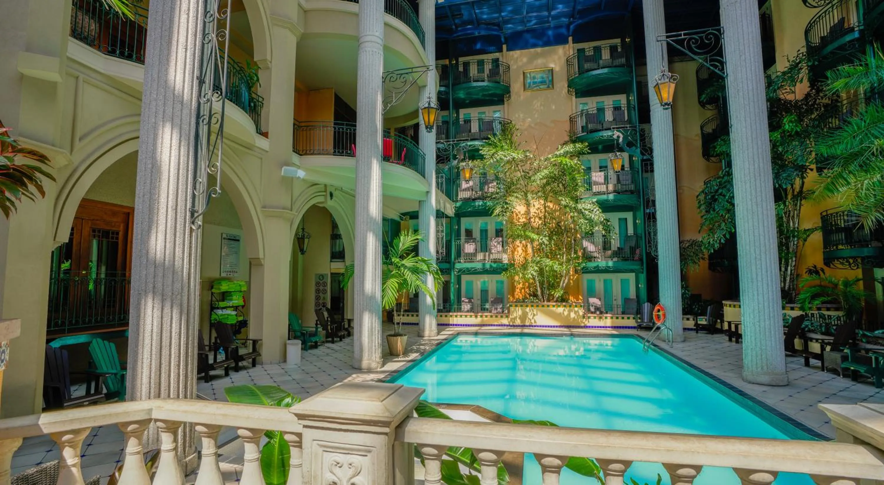Swimming pool in Hôtel Plaza Québec par JARO