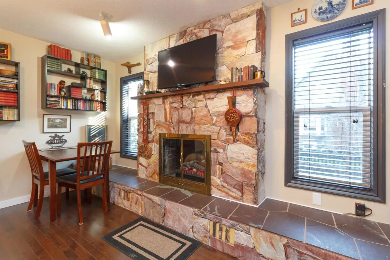 Seating area in Coles Bay Vacation Retreat