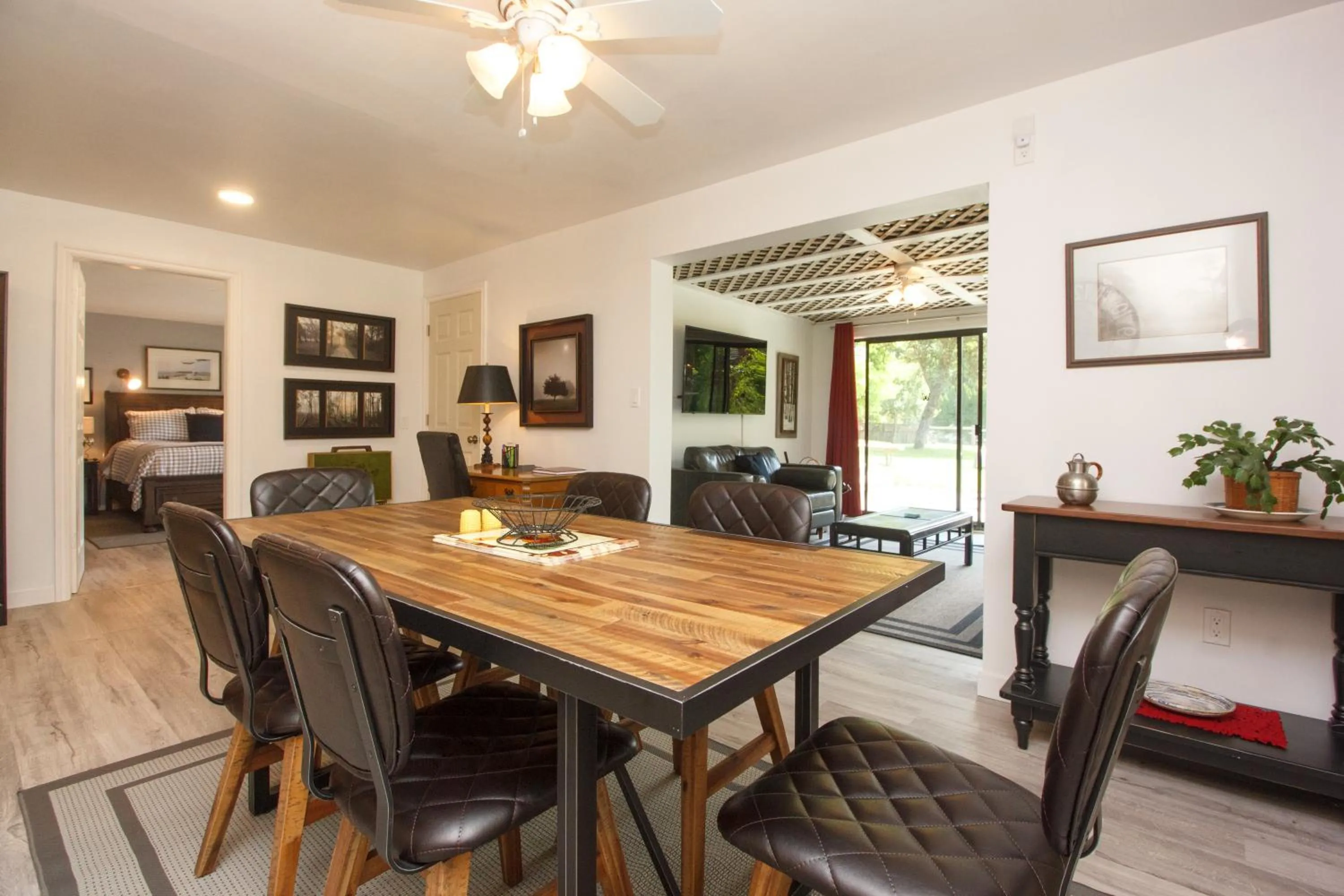 Dining area in Coles Bay Vacation Retreat