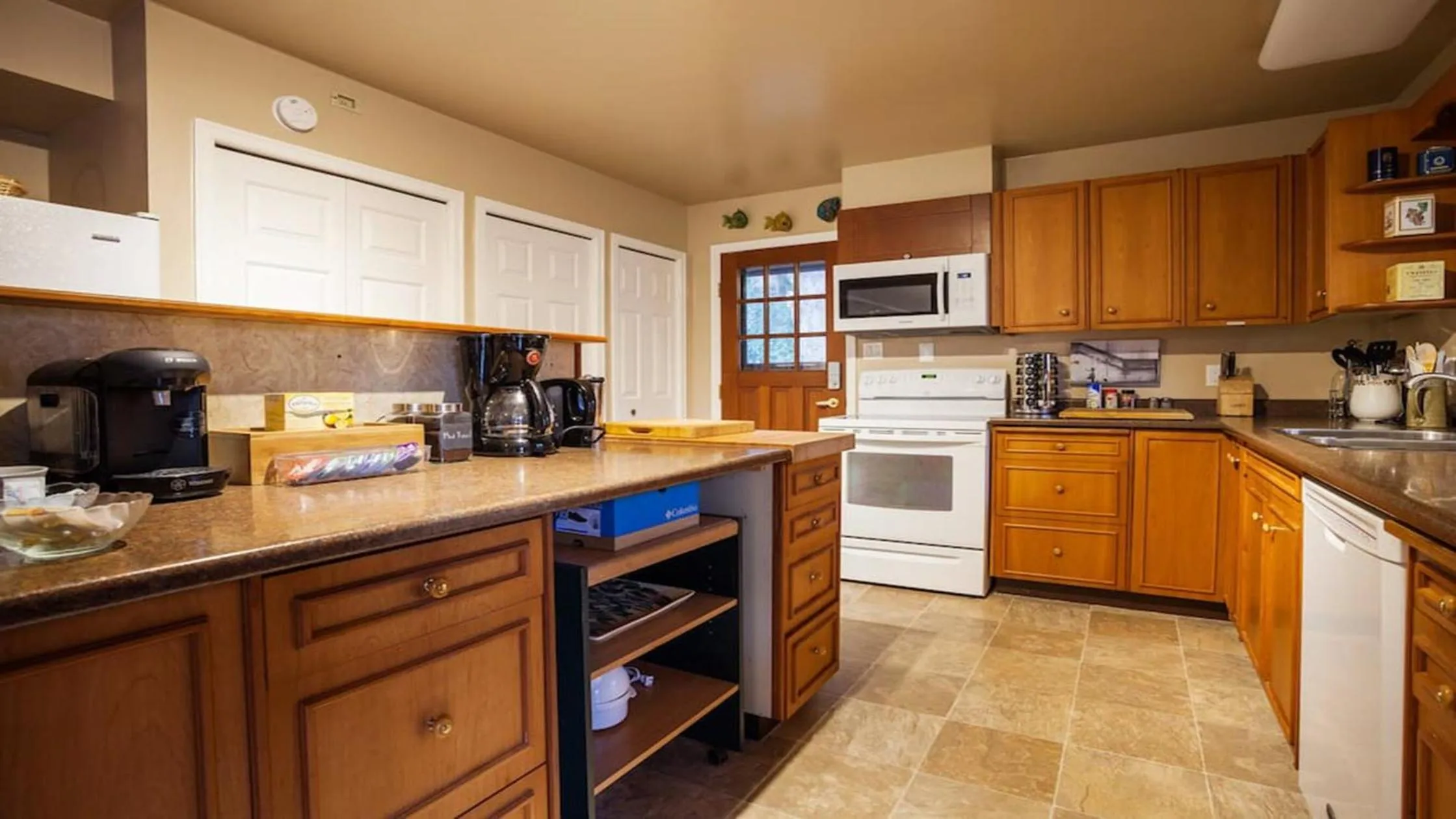 Kitchen or kitchenette in Coles Bay Vacation Retreat