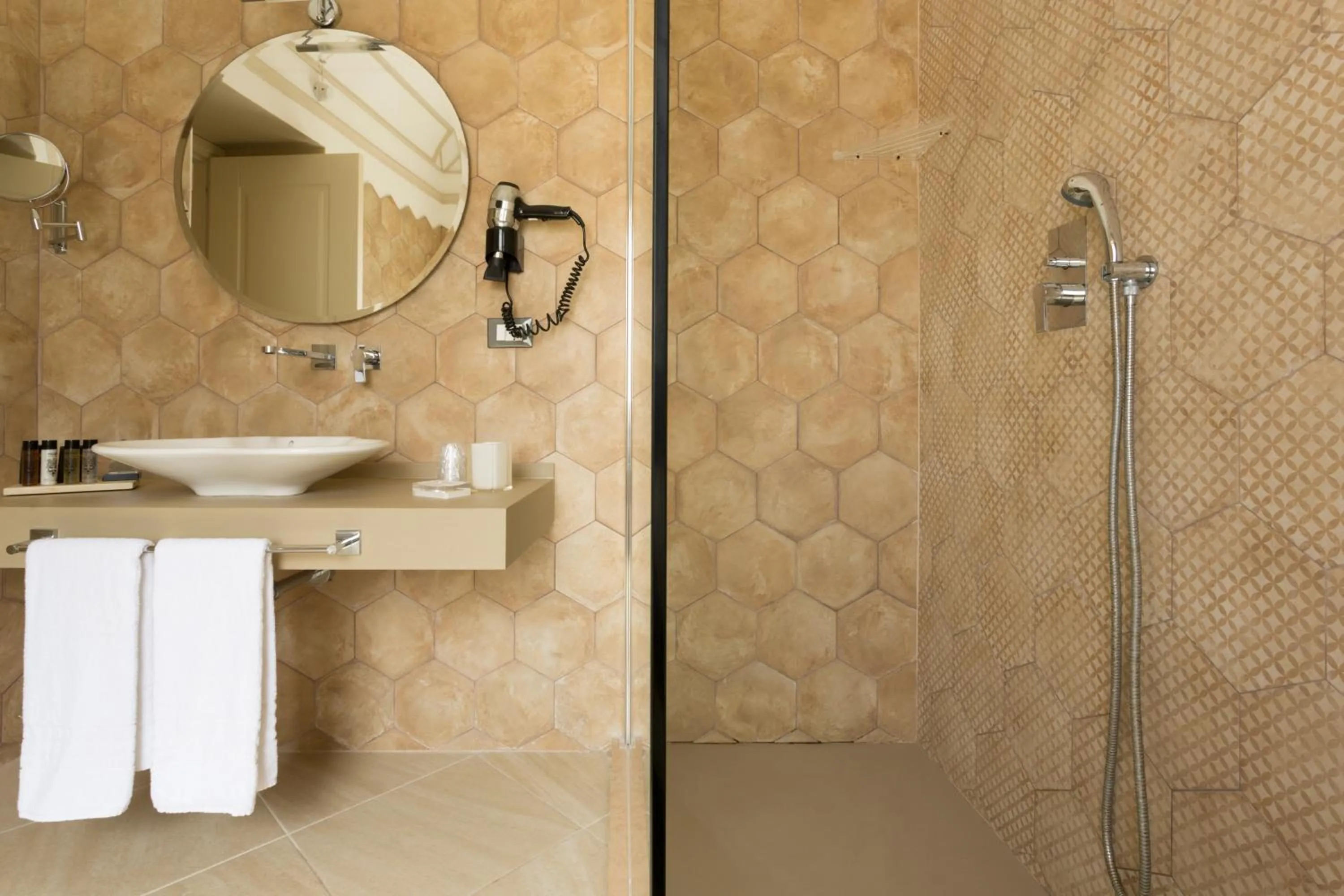 Toilet in Maecò Ortigia B&B - Hospitality & Charming Rooms