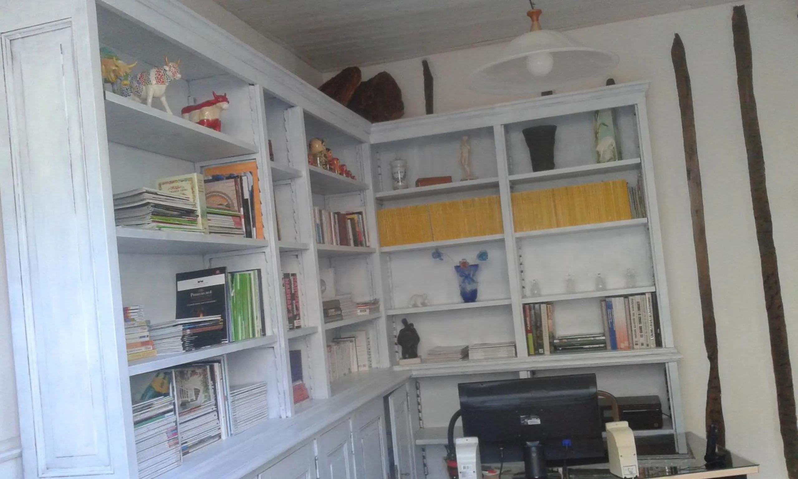 Library in Chambres d'Hôtes L'Enclos des Jacobins