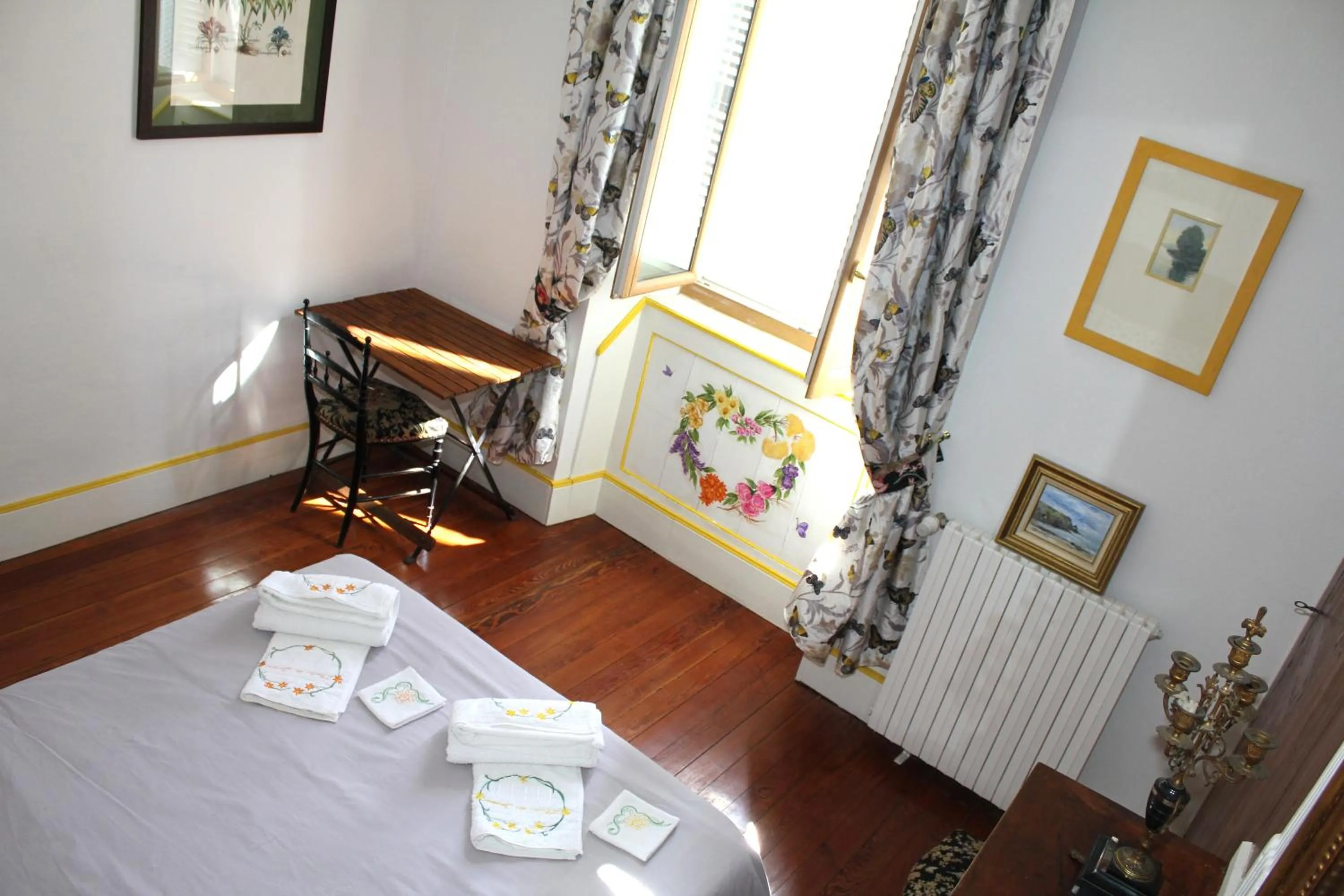 Photo of the whole room, Bed in Chambres d'Hôtes L'Enclos des Jacobins