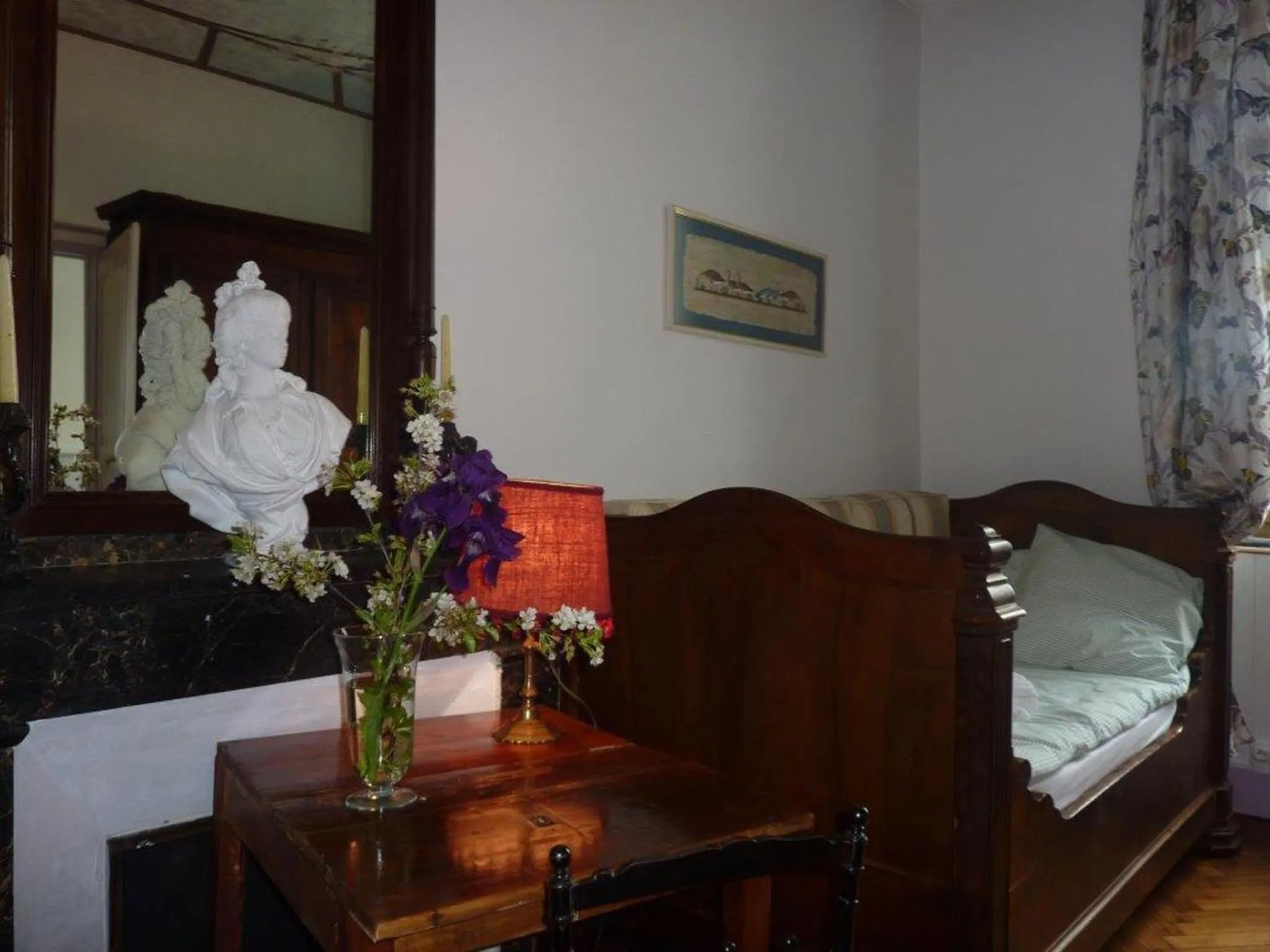 Decorative detail, Bed in Chambres d'Hôtes L'Enclos des Jacobins