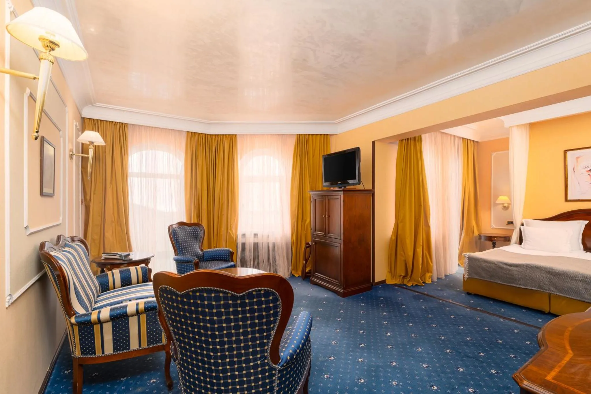 Communal lounge/ TV room, Bed in Festa Winter Palace Hotel