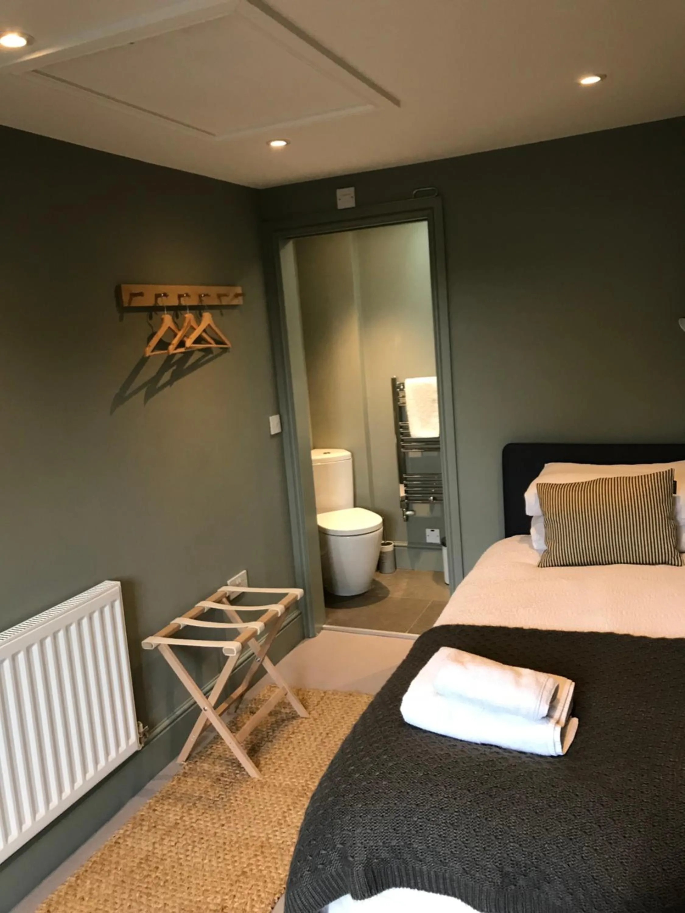 Bedroom, Bed in Church End Cottage