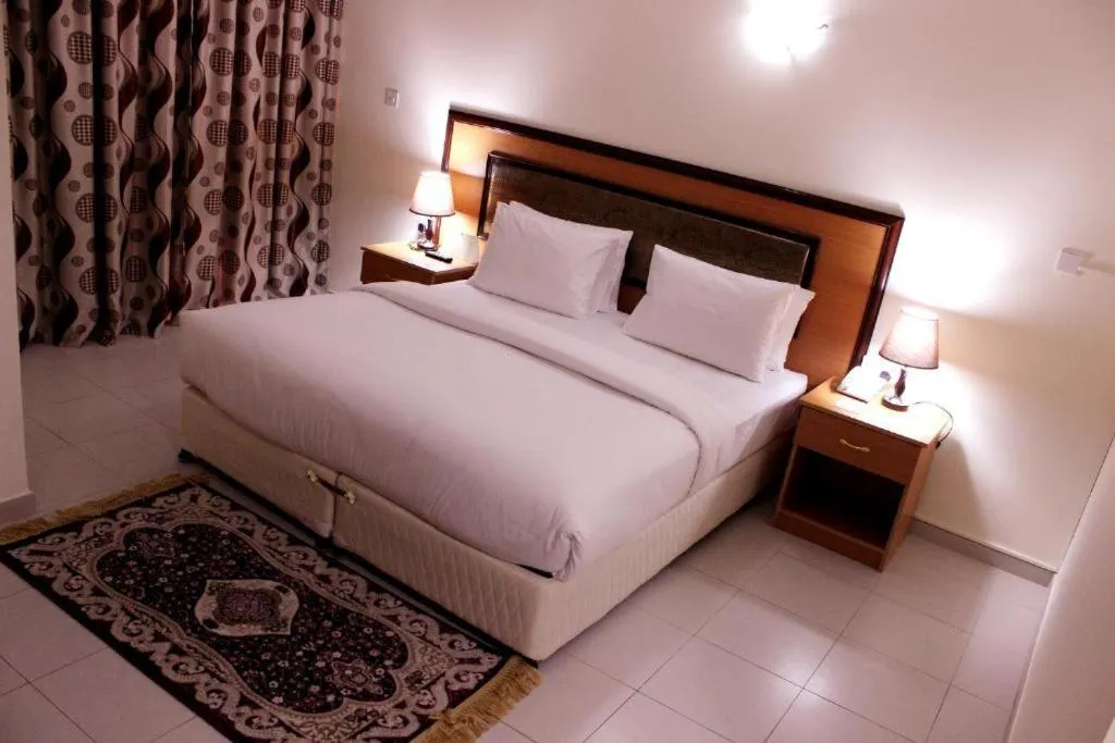 Bed in Montreal Naif Hotel