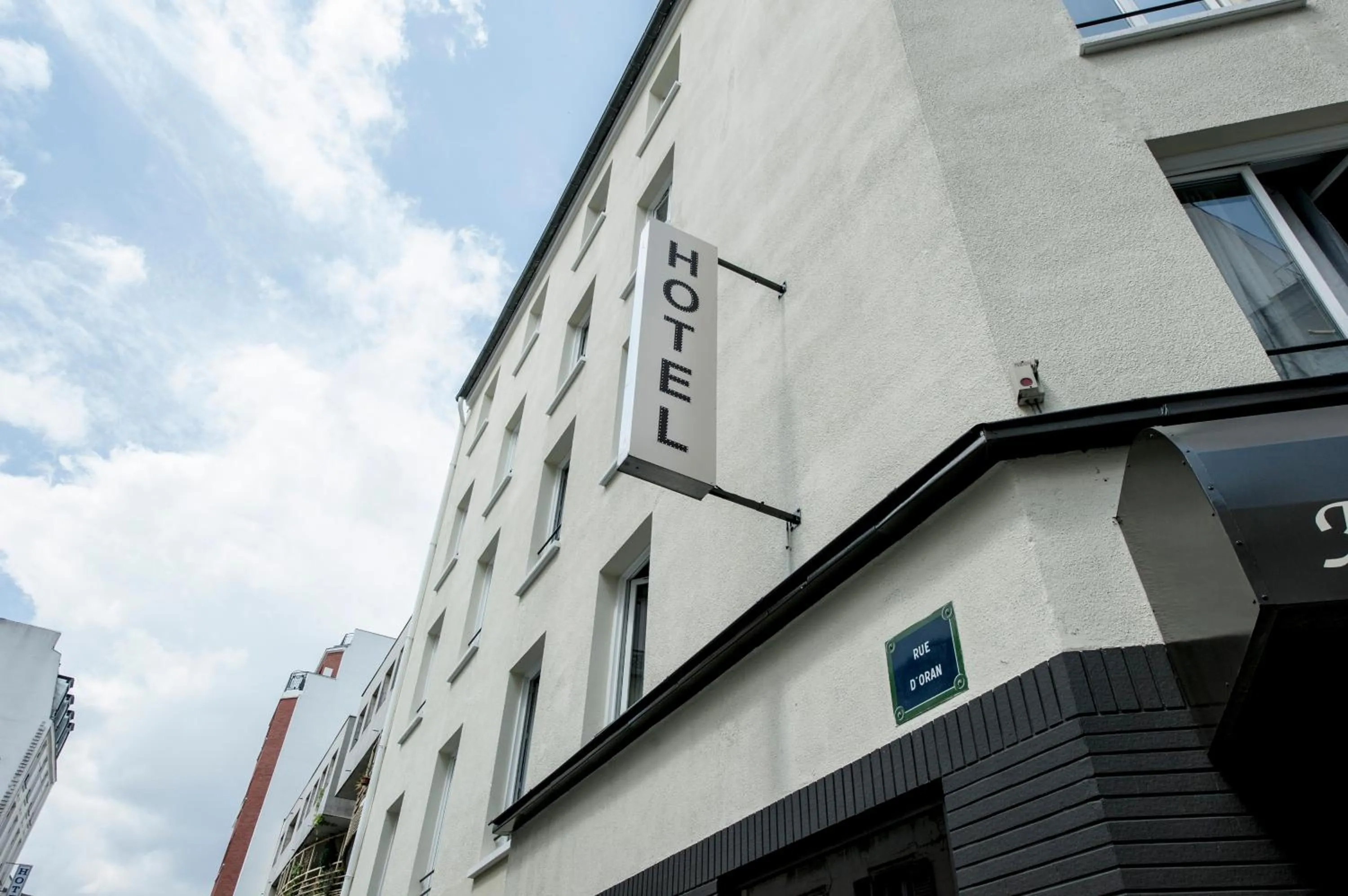 Facade/entrance in Hotel du Globe 18