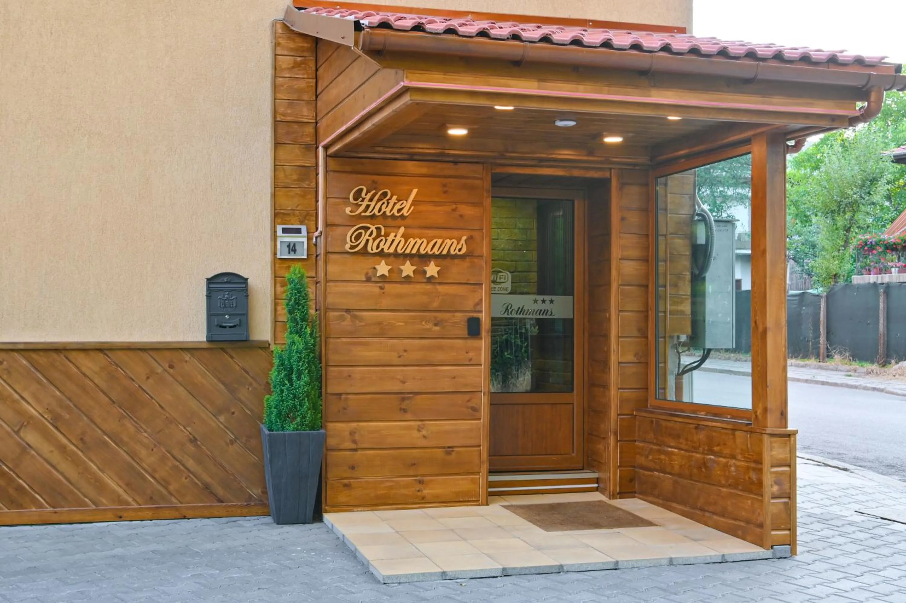 Property building in Hotel Rothmans-Breakfast - Free parking - Lobby