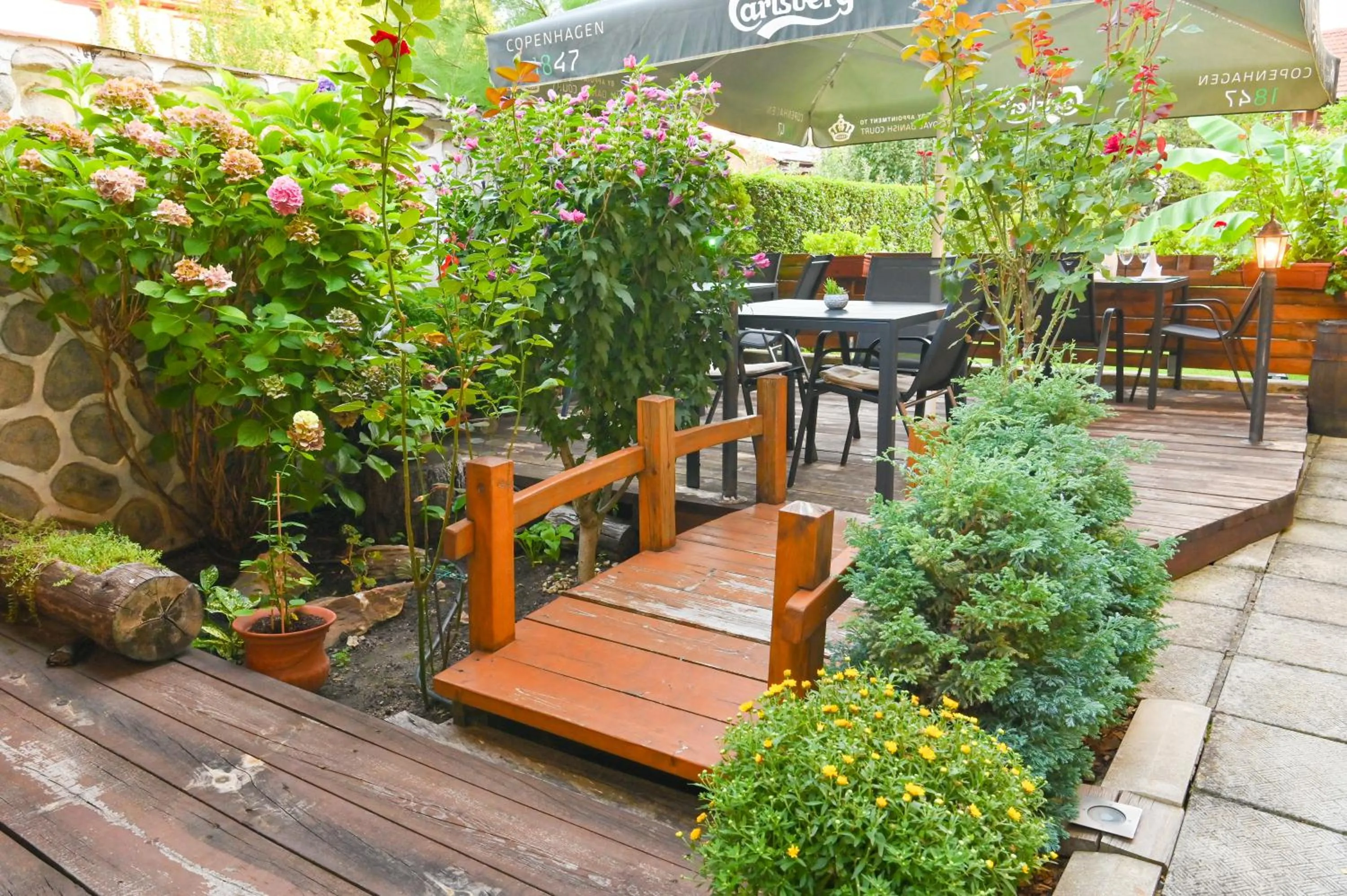 Garden in Hotel Rothmans-Breakfast - Free parking - Lobby