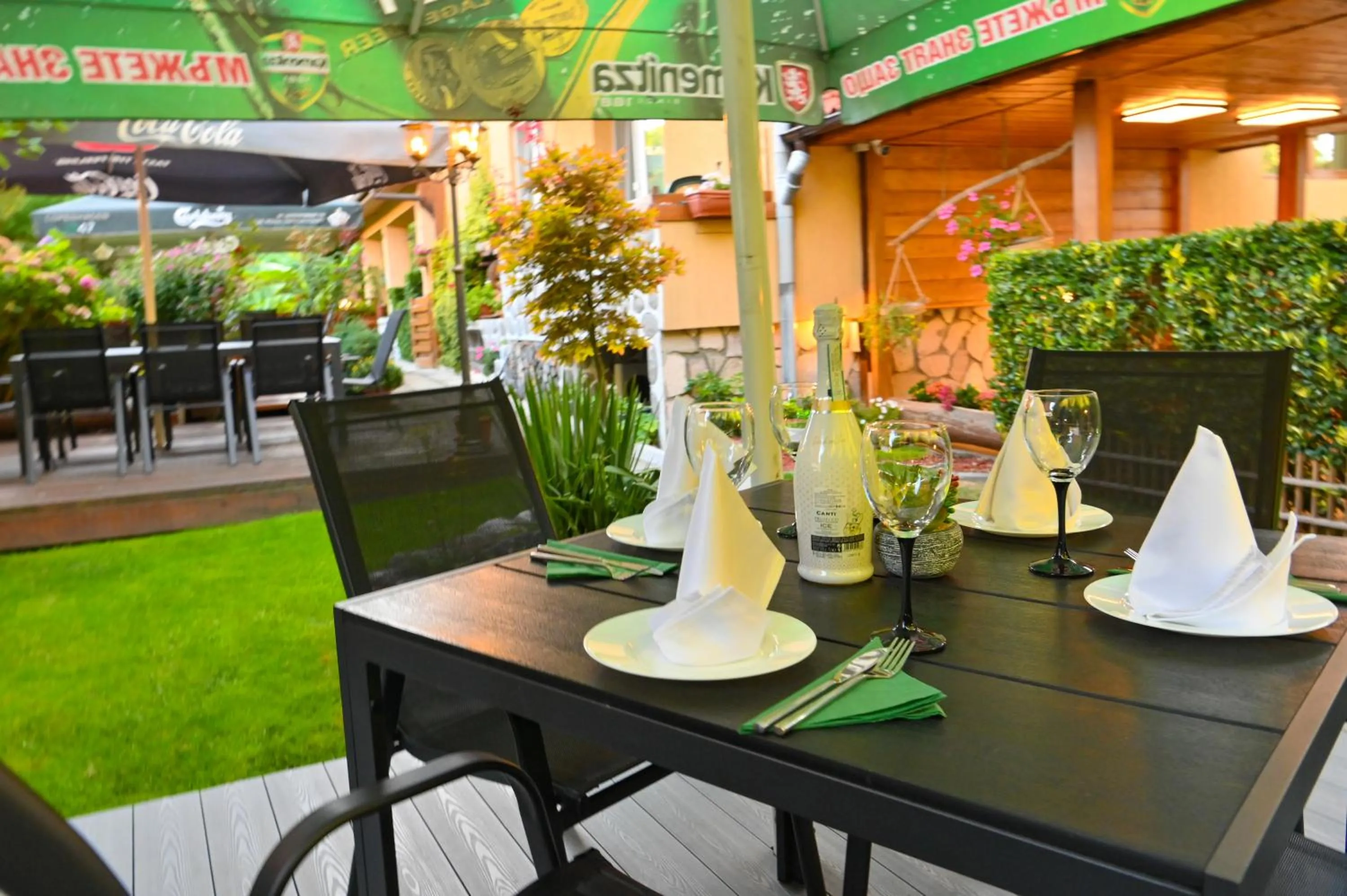 Garden in Hotel Rothmans-Breakfast - Free parking - Lobby