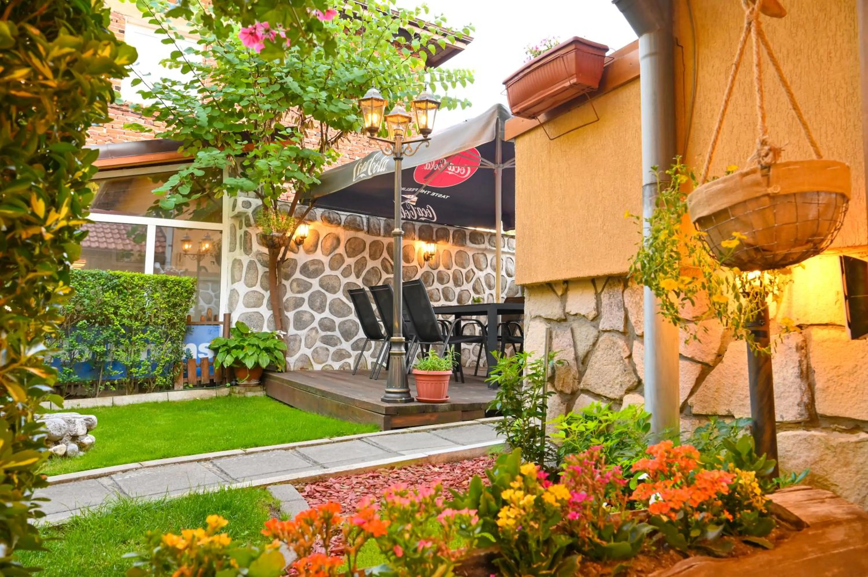 Garden in Hotel Rothmans-Breakfast - Free parking - Lobby