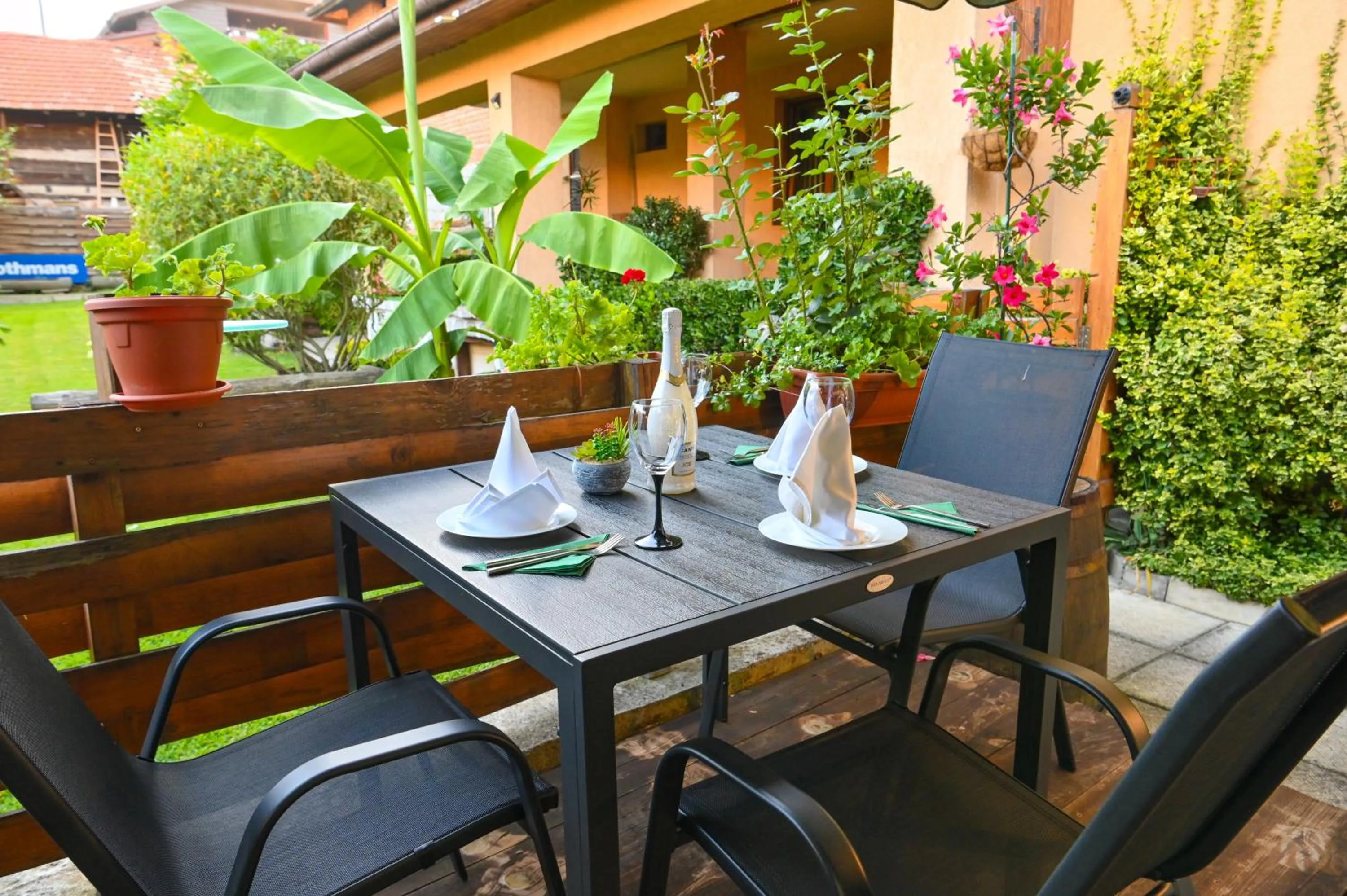Garden in Hotel Rothmans-Breakfast - Free parking - Lobby