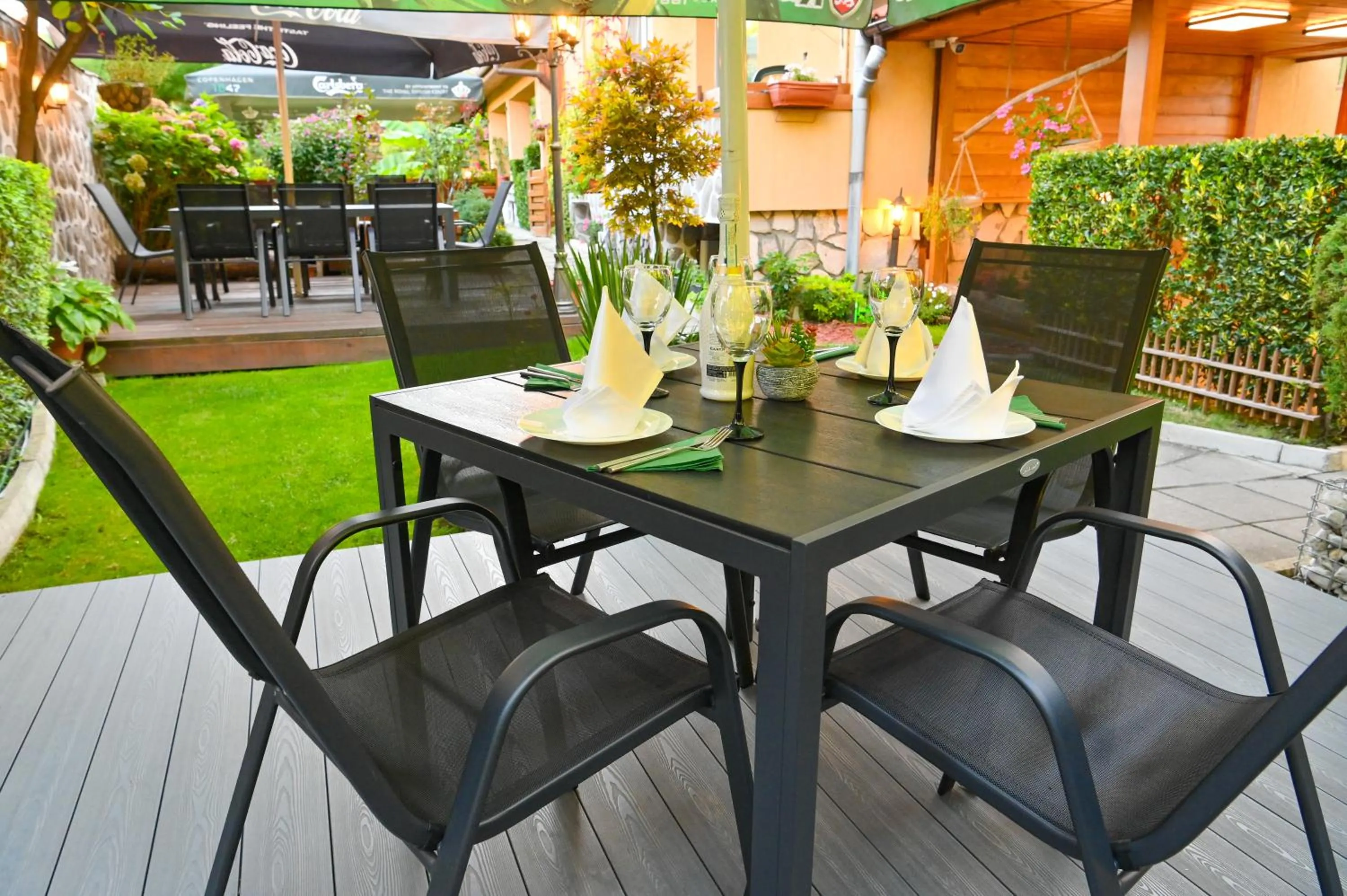 Garden in Hotel Rothmans-Breakfast - Free parking - Lobby