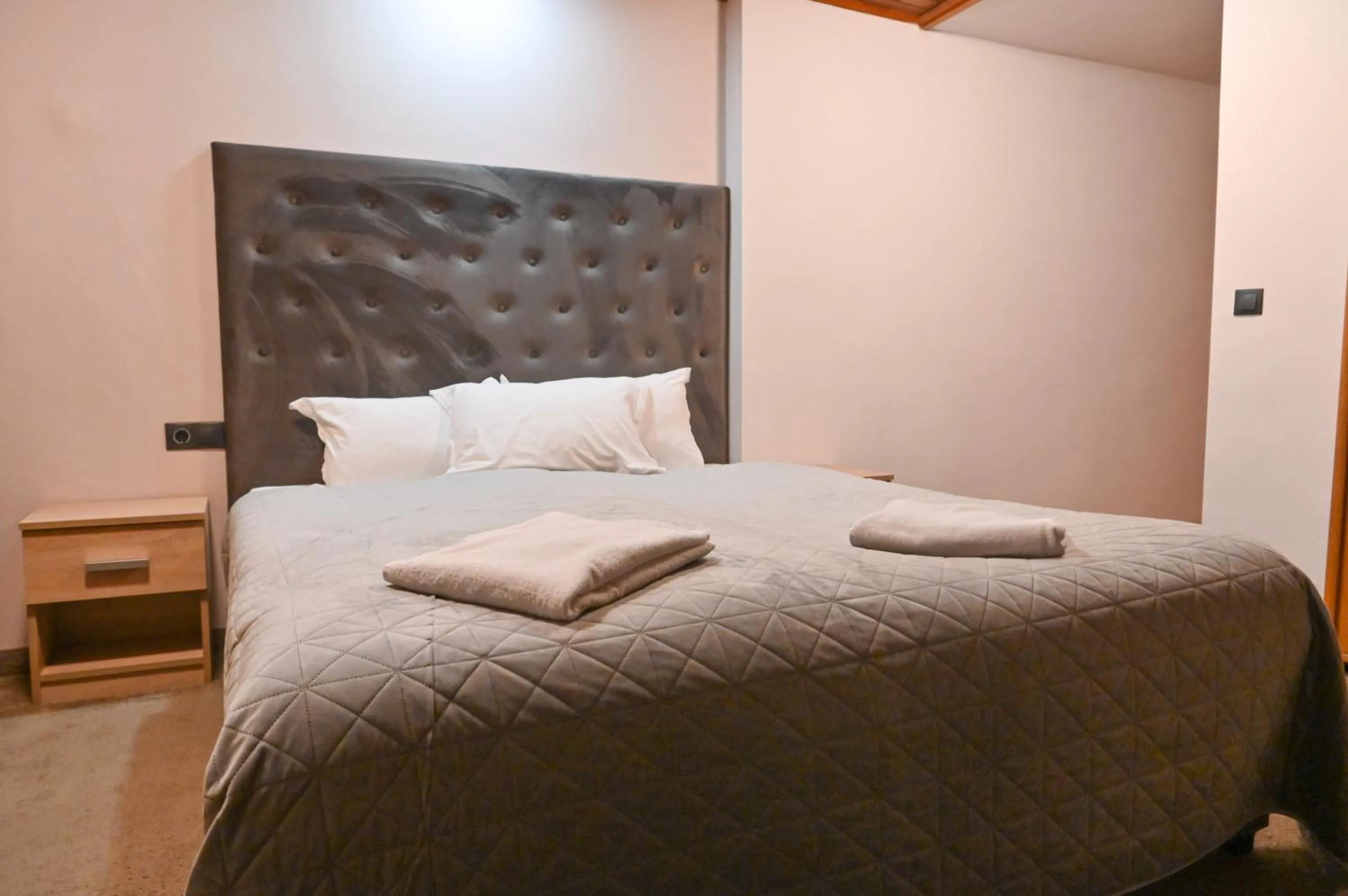 Bed in Hotel Rothmans-Breakfast - Free parking - Lobby