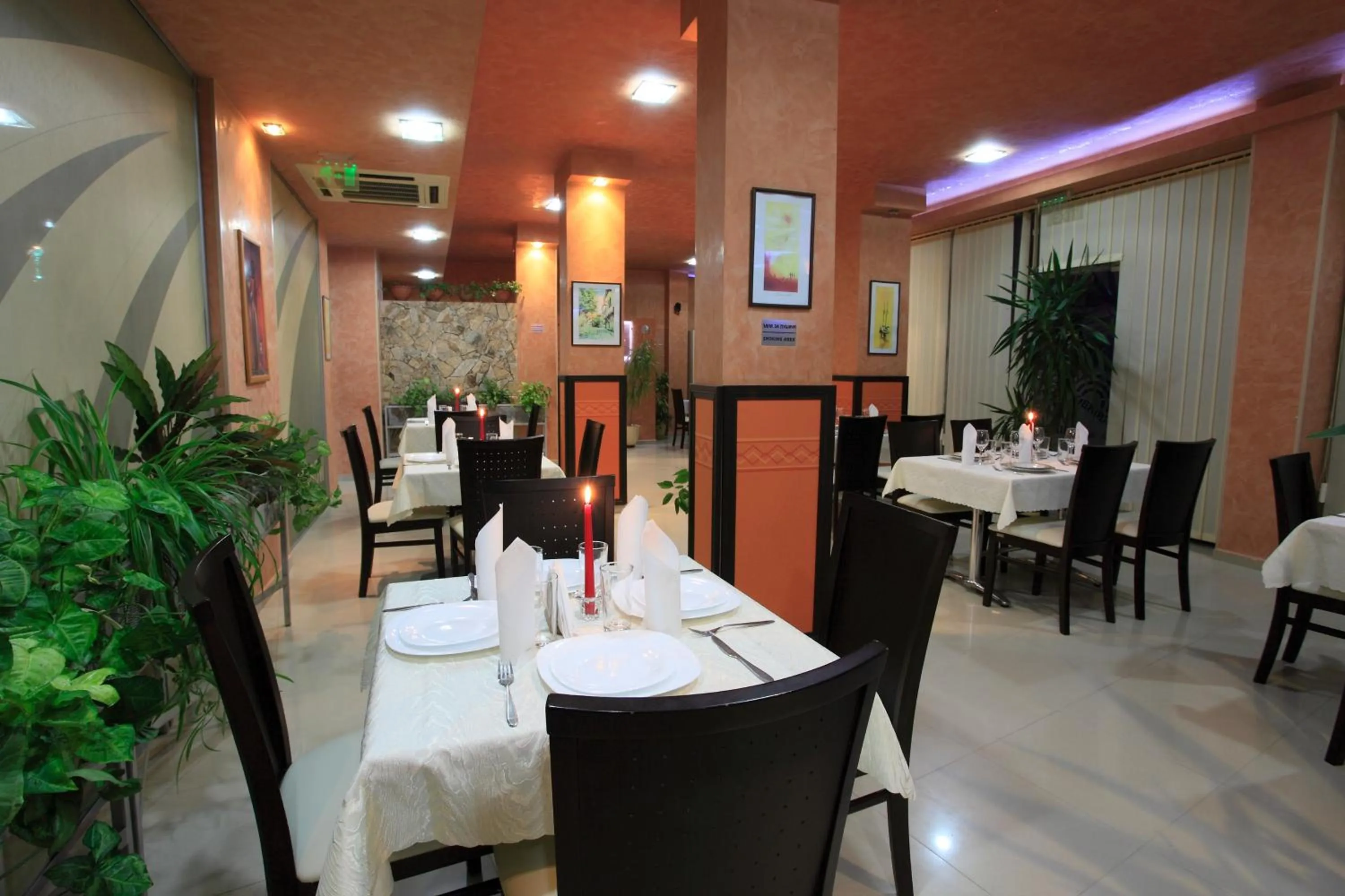 Restaurant/places to eat in Boutique Suites Rainbow 4