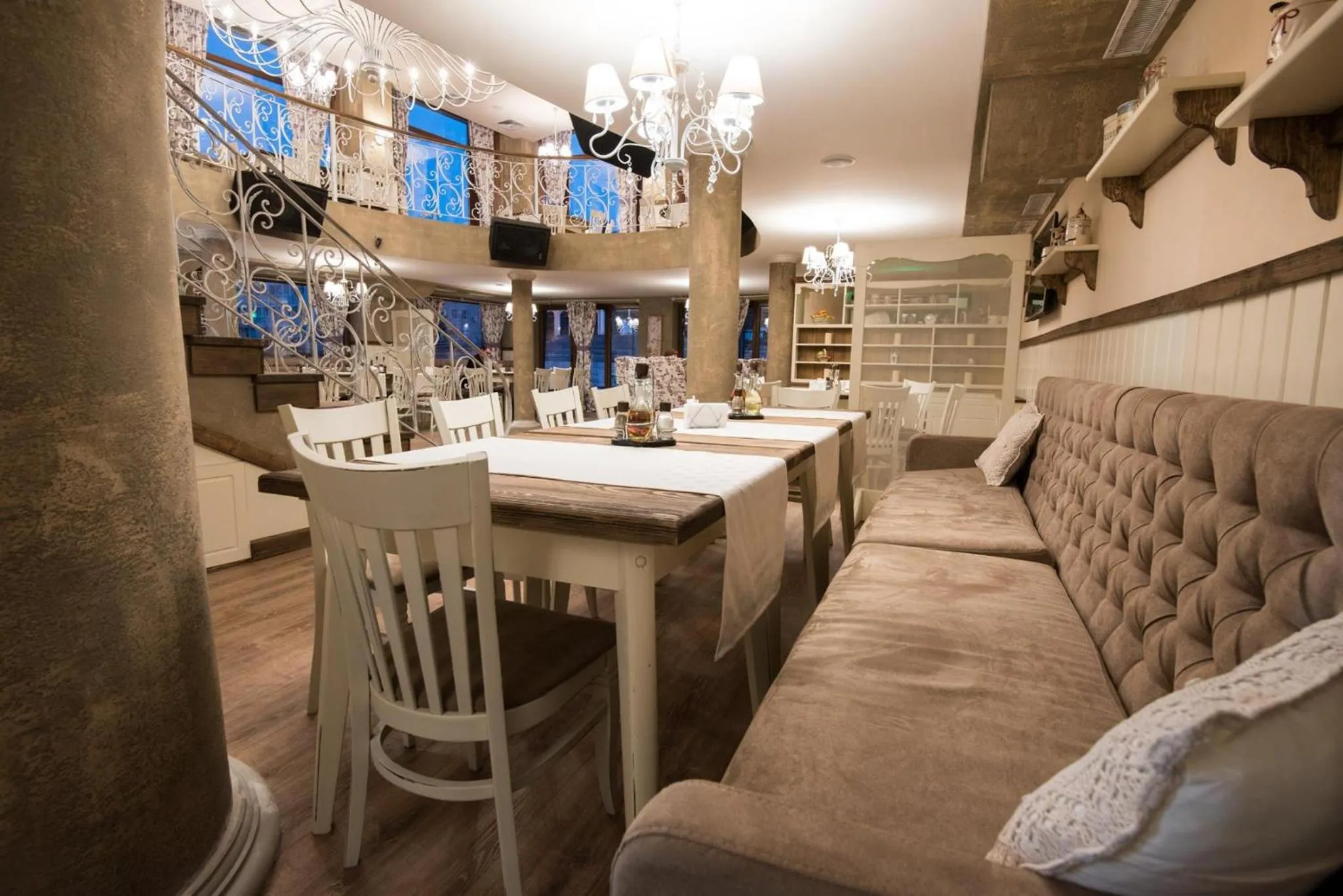 Restaurant/places to eat in Hotel Victoria