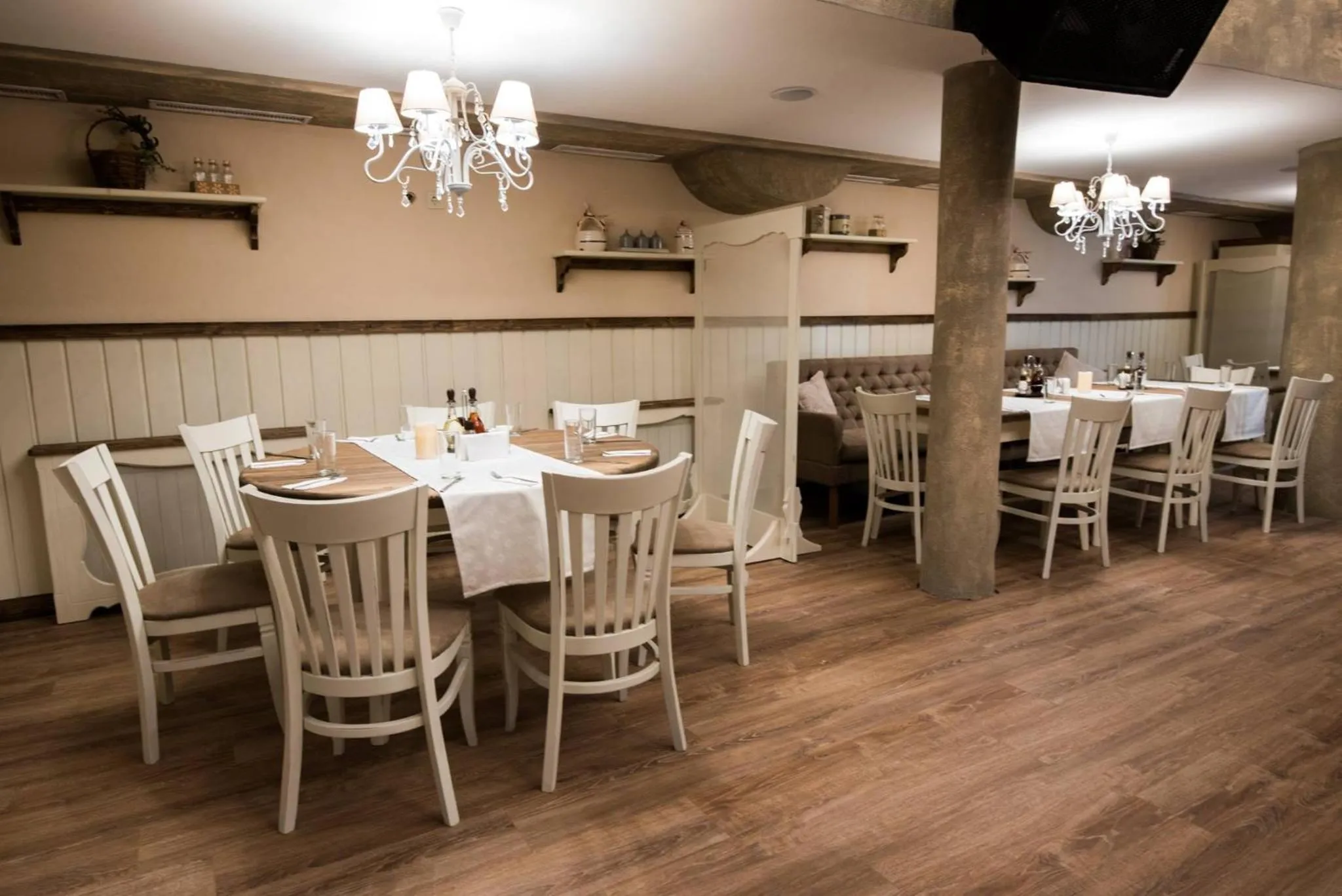 Restaurant/places to eat in Hotel Victoria