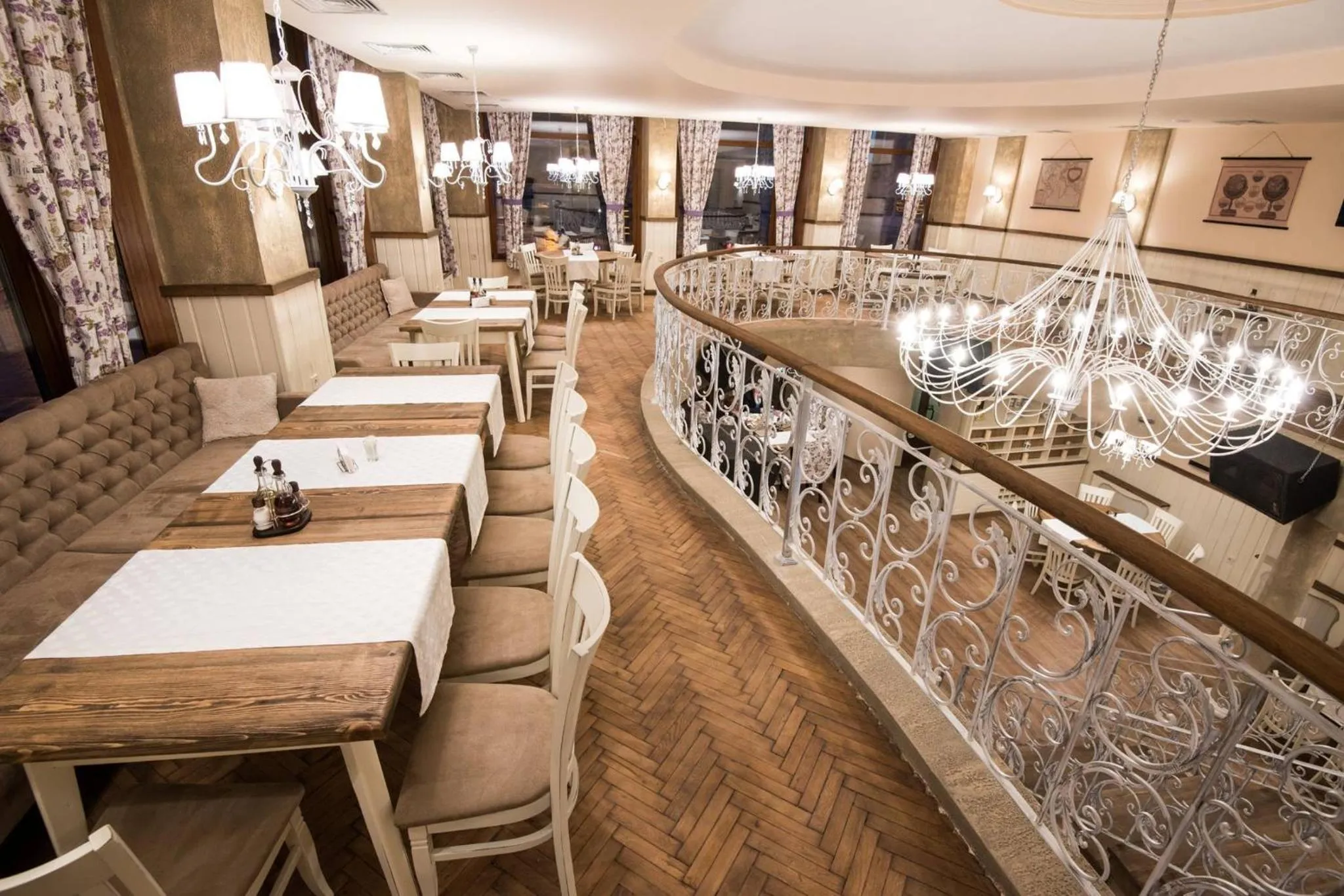 Restaurant/places to eat in Hotel Victoria