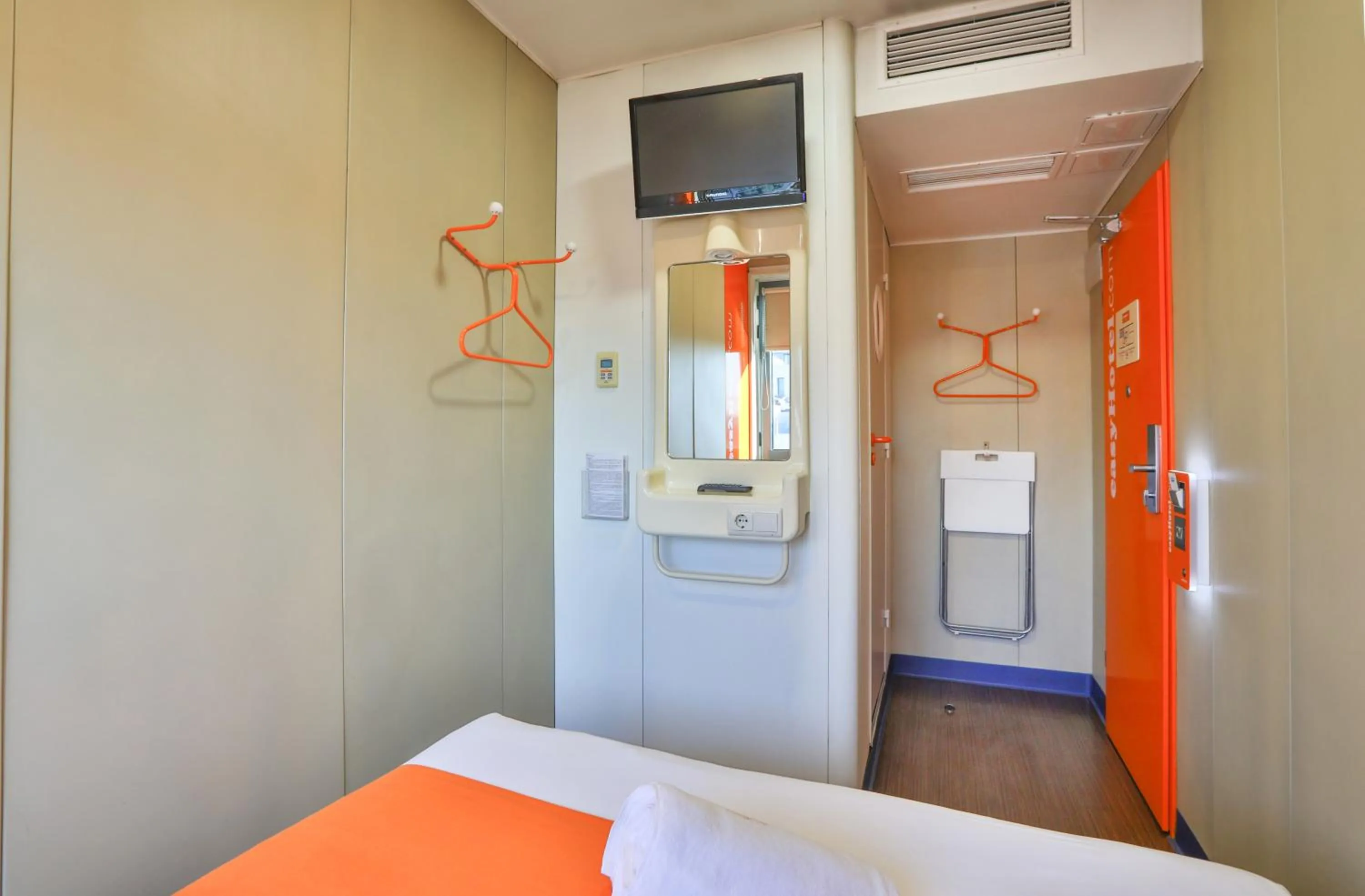 TV and multimedia, Bed in easyHotel Sofia
