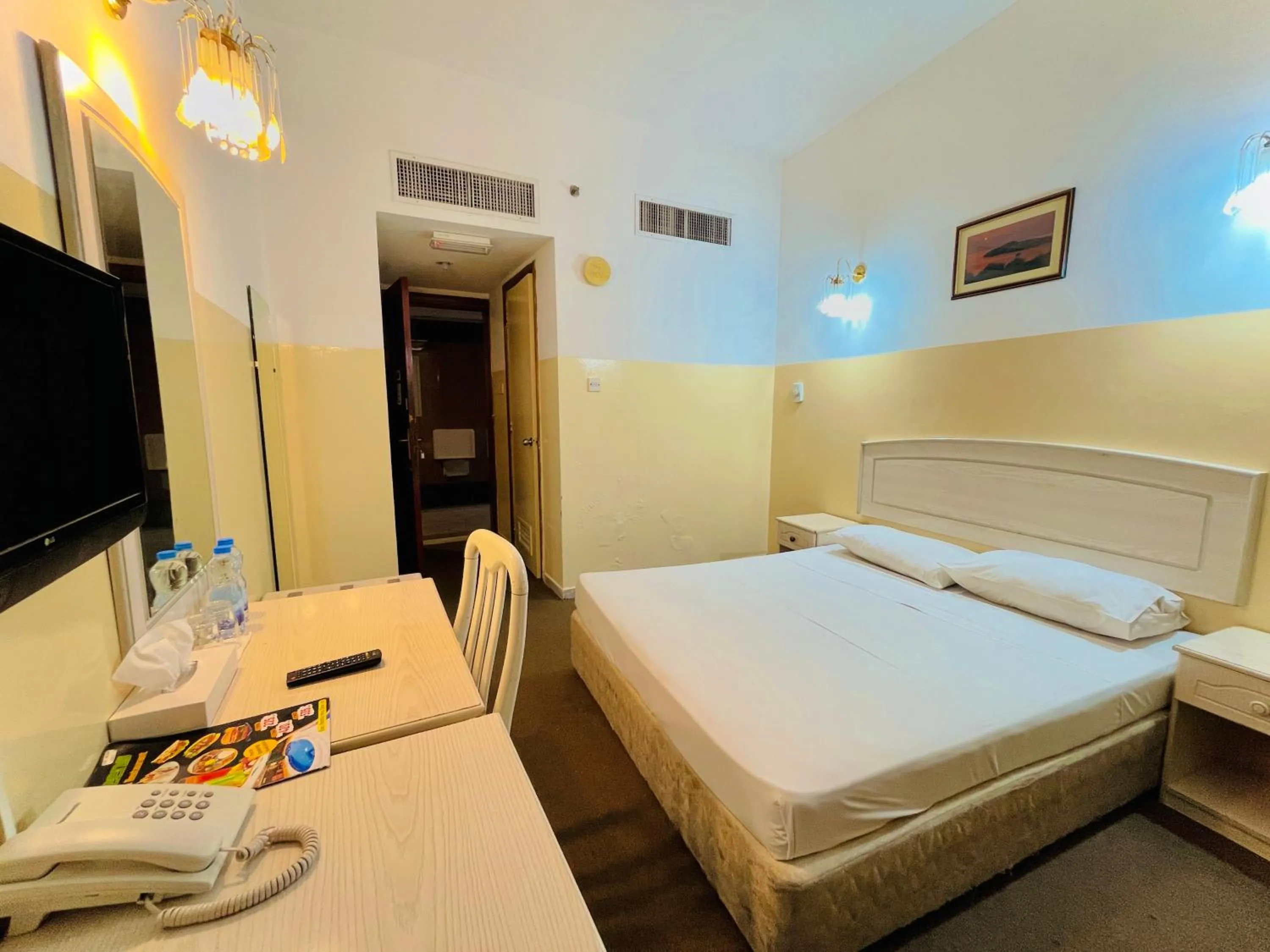 Bed in Queens Hotel Next Sabkha Bus Station