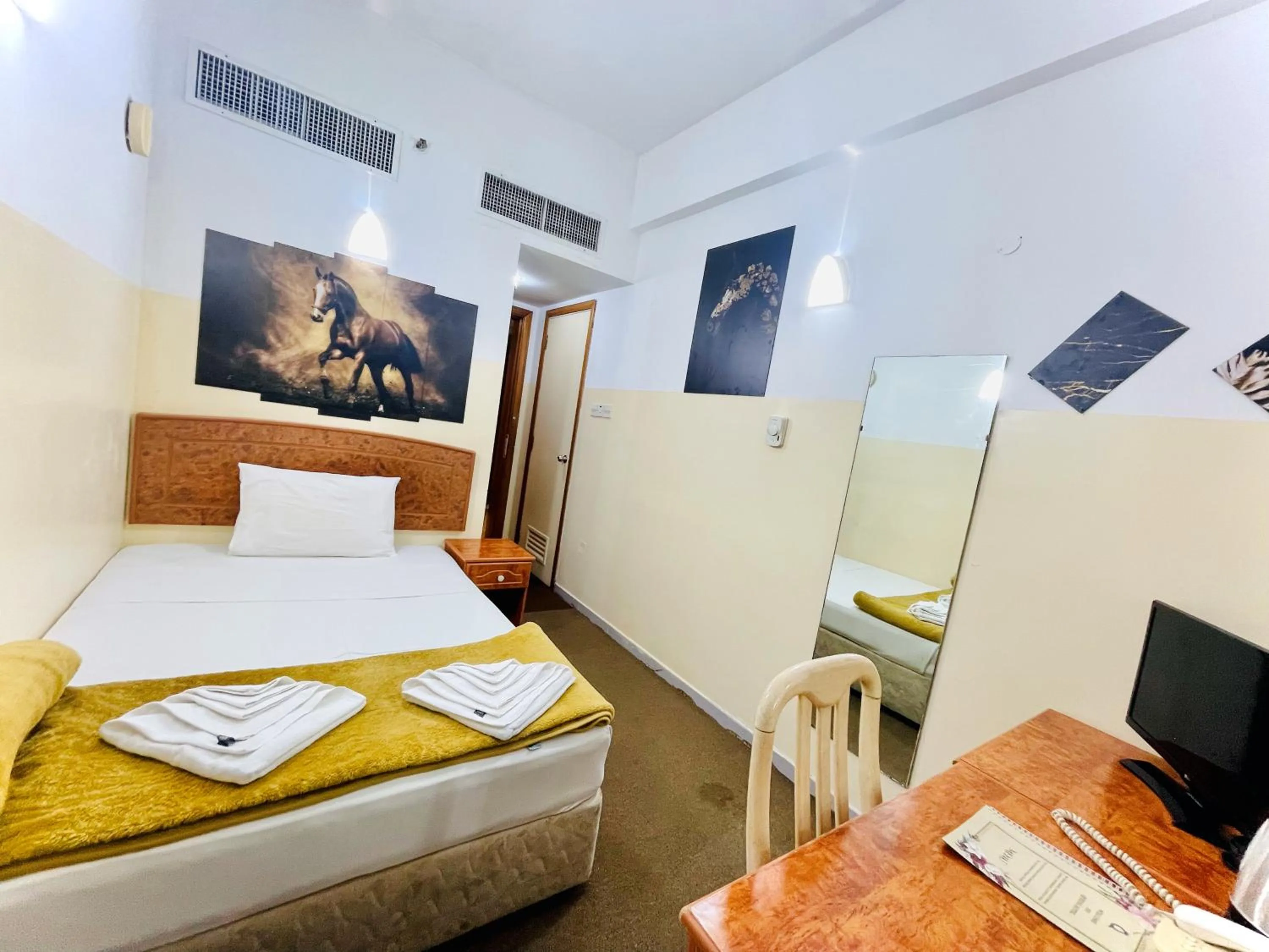 Bathroom in Queens Hotel Next Sabkha Bus Station